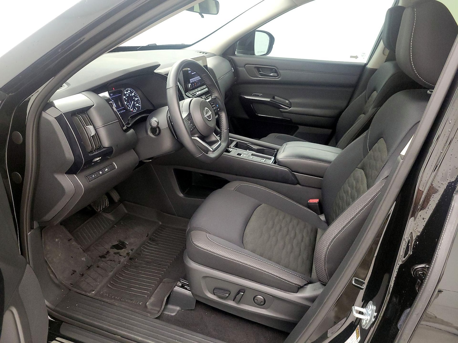 2025 Nissan Pathfinder SV - Photo 11