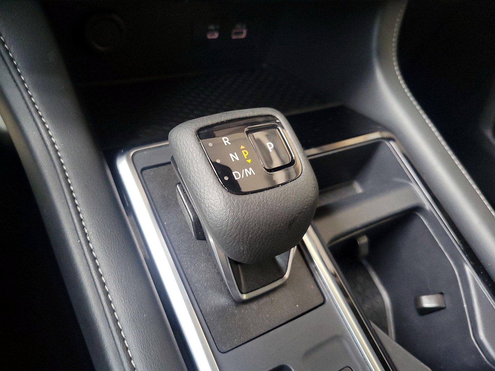 2025 Nissan Pathfinder SV - Photo 17