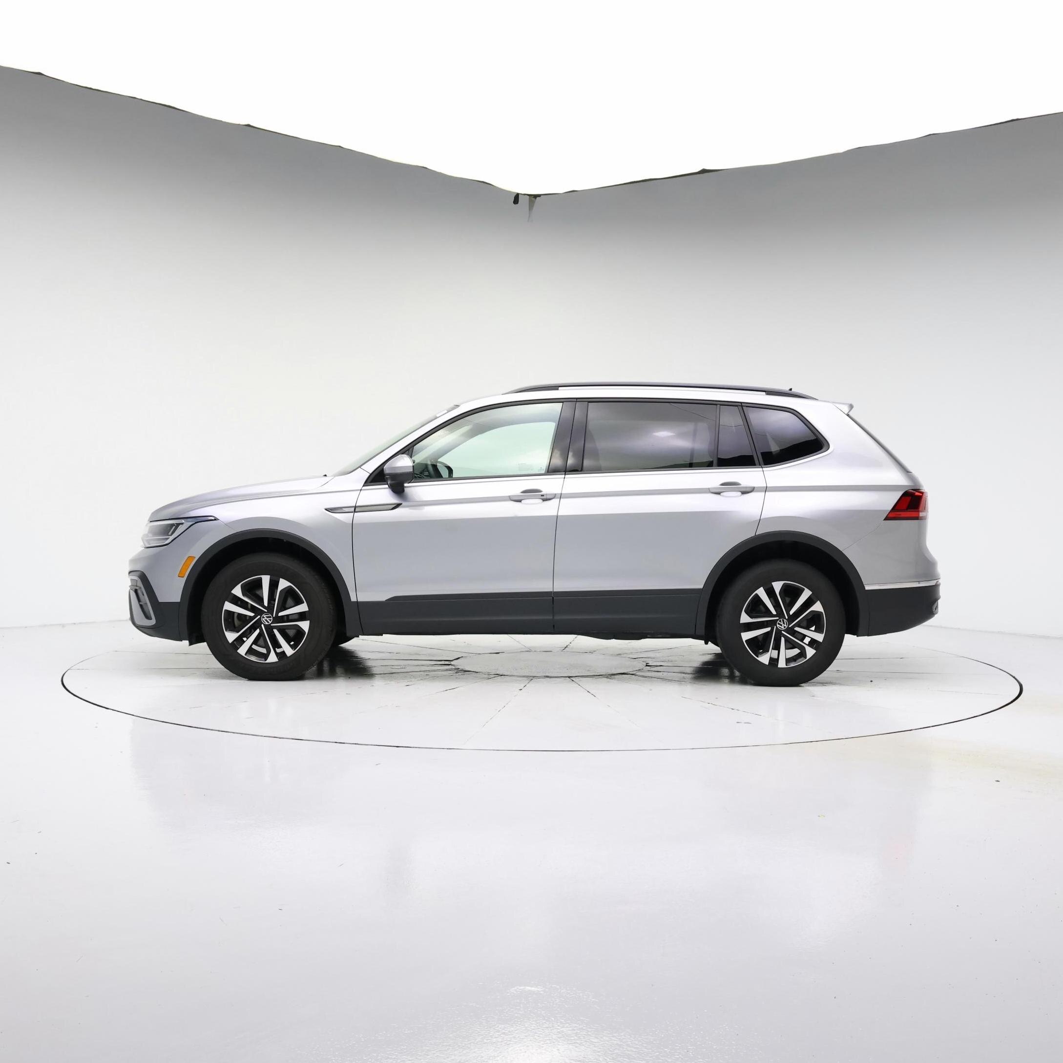 Thumbnail: 2023 Volkswagen Tiguan - 3