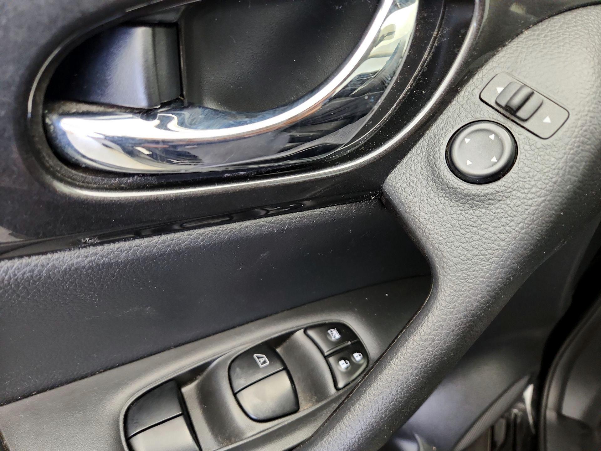 Thumbnail: 2018 Nissan Rogue - 12