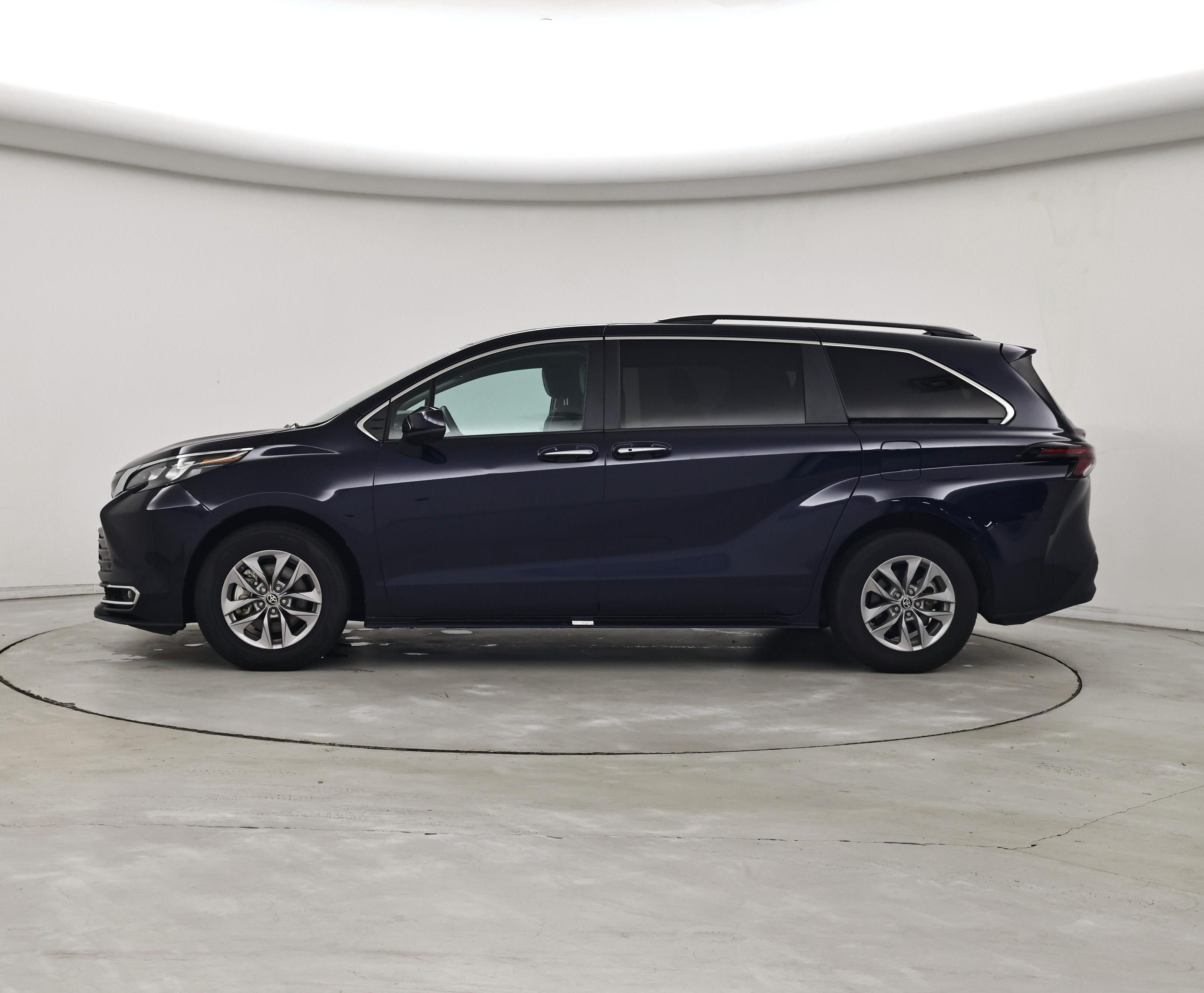 Thumbnail: 2024 Toyota Sienna - 3