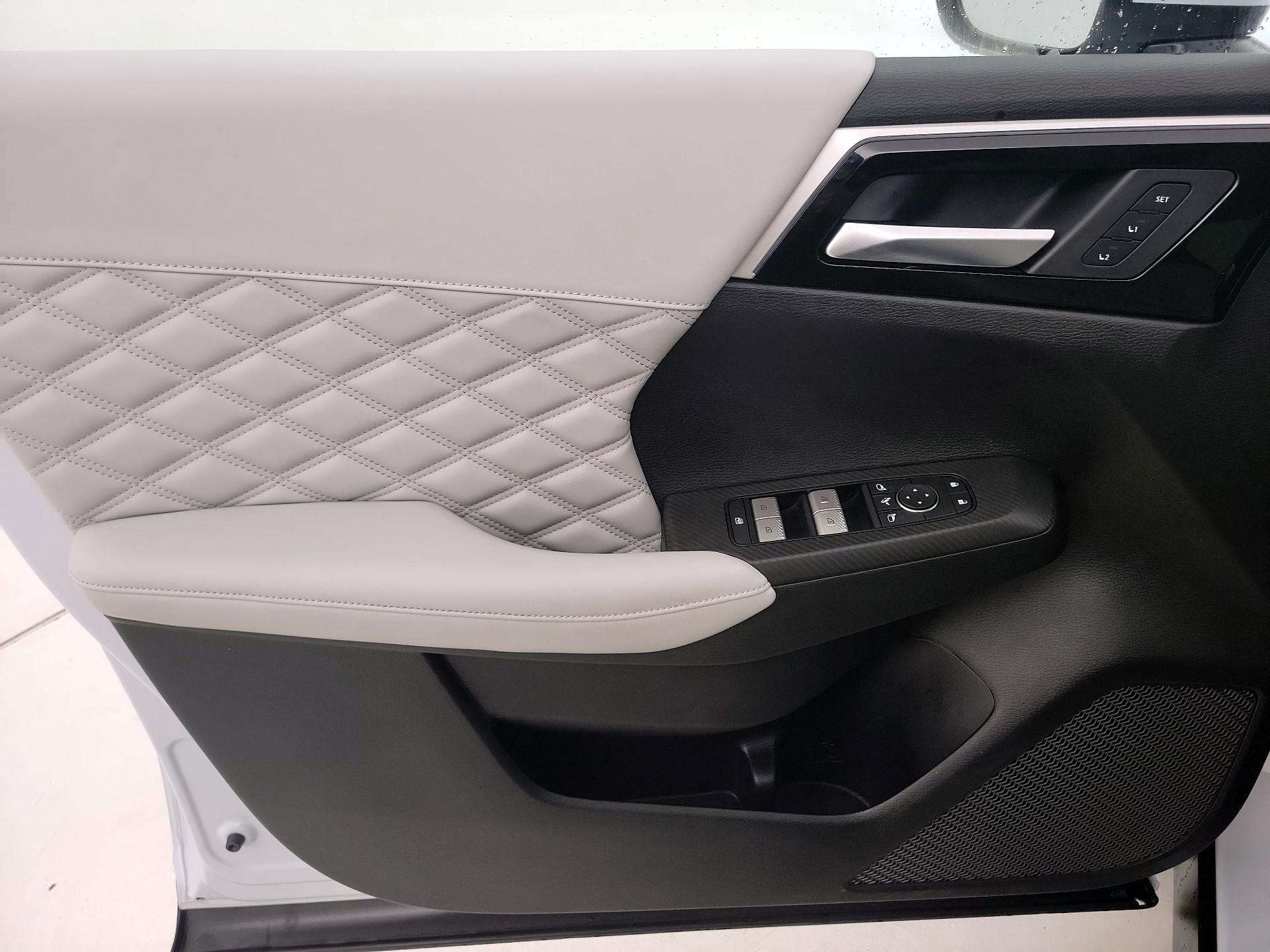 Thumbnail: 2023 Mitsubishi Outlander - 12