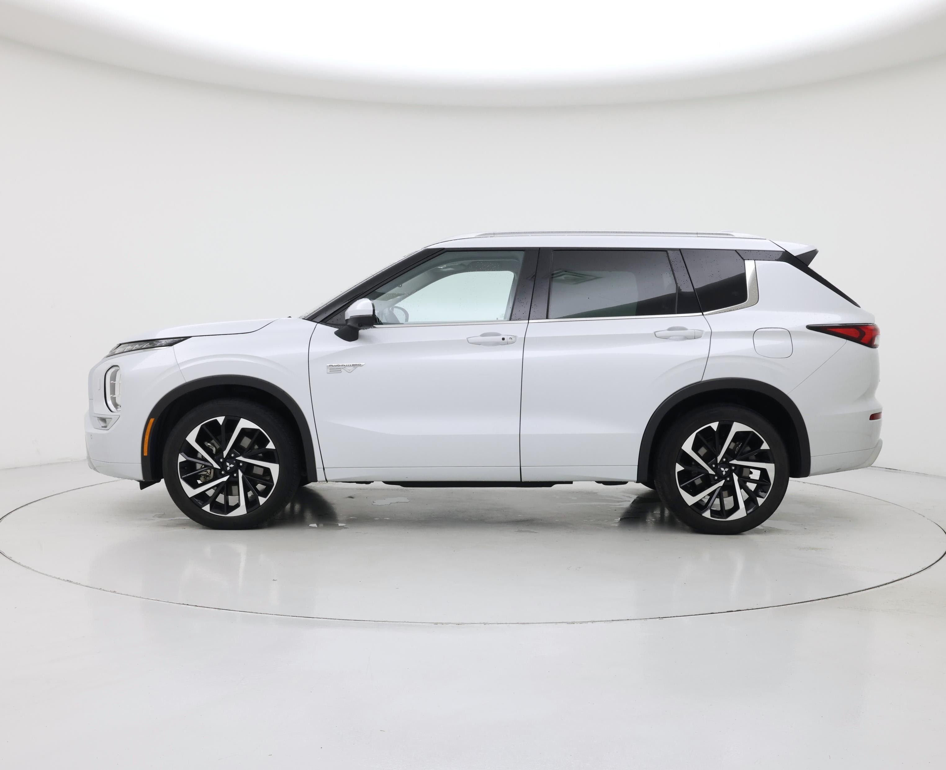 Thumbnail: 2023 Mitsubishi Outlander - 3