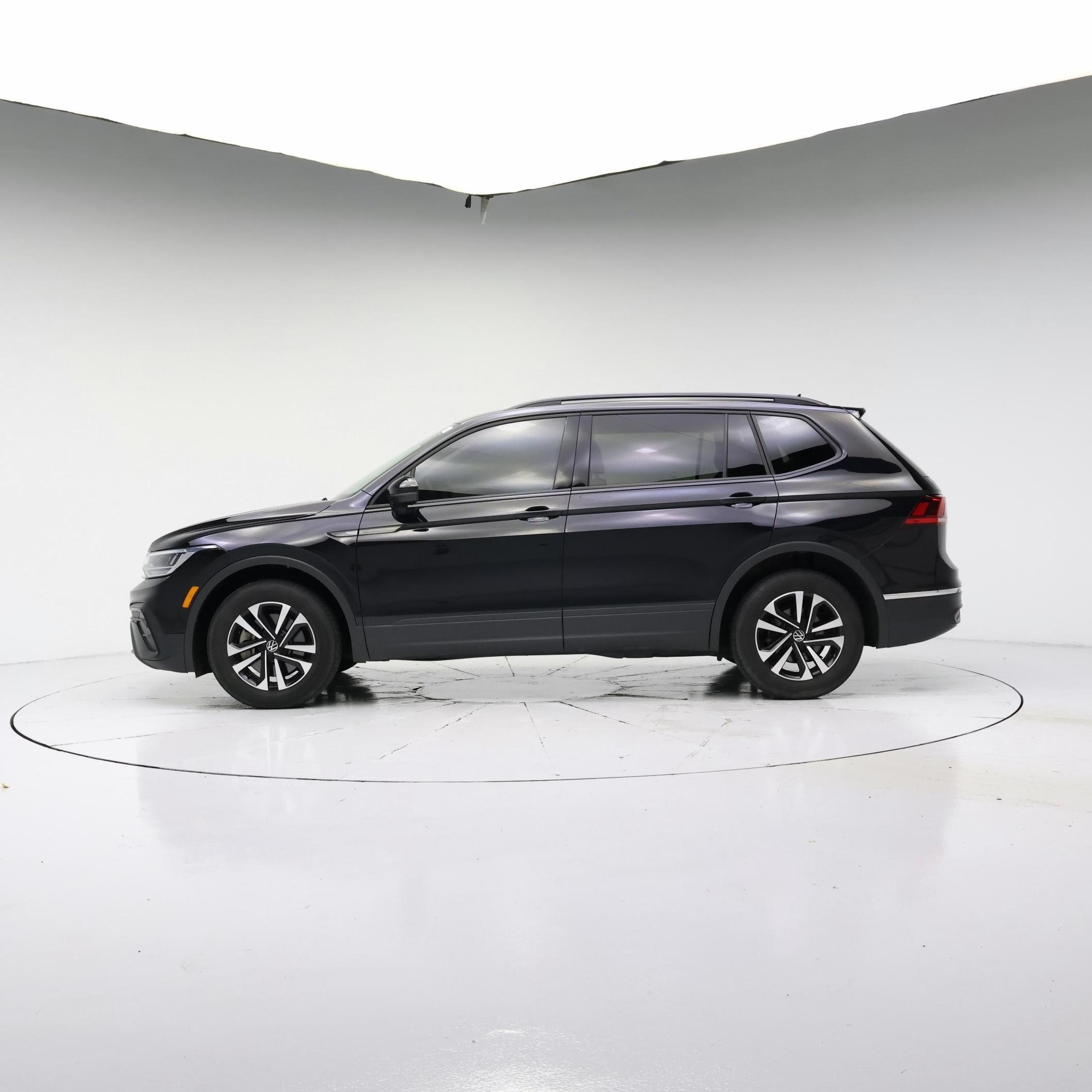 Thumbnail: 2023 Volkswagen Tiguan - 3