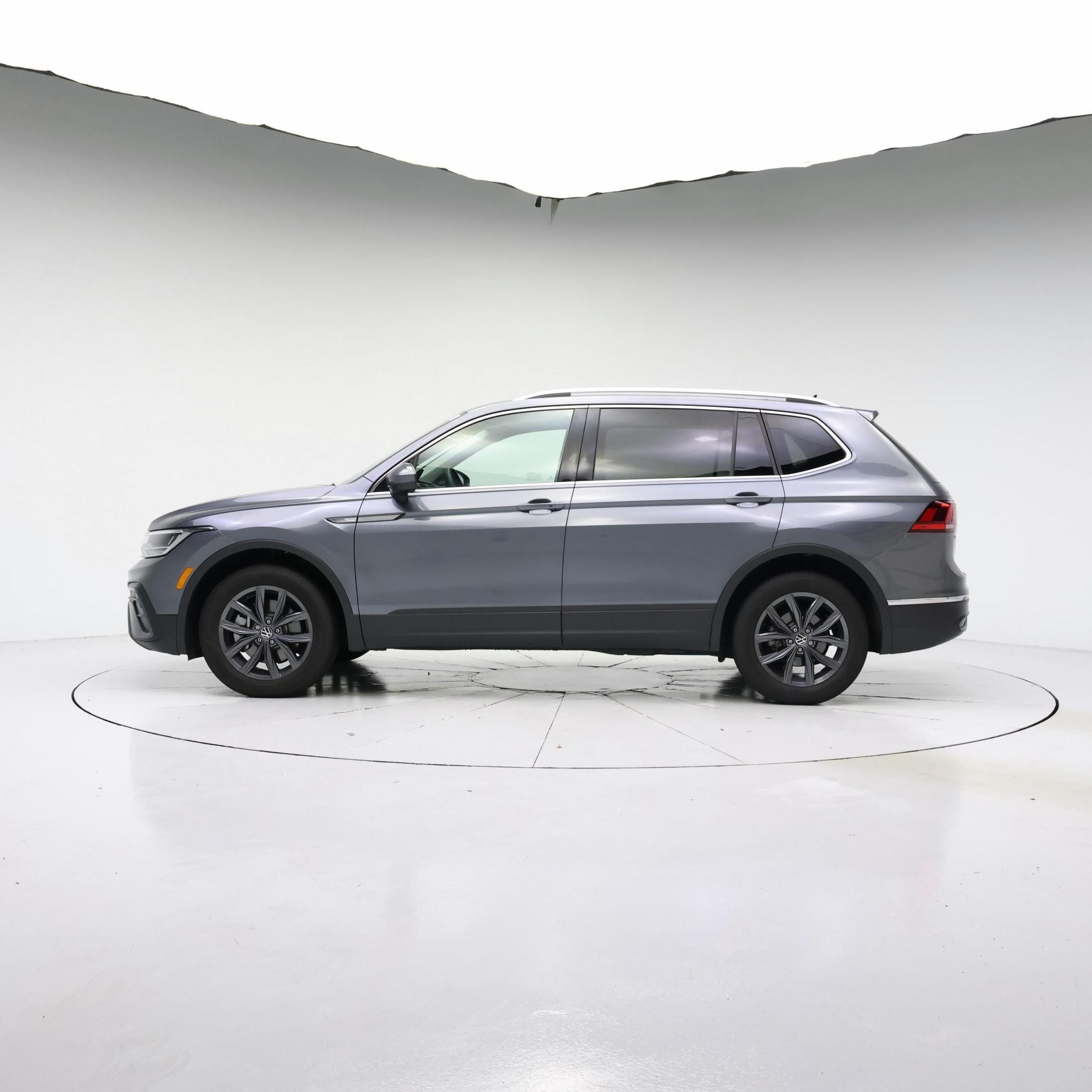 Thumbnail: 2023 Volkswagen Tiguan - 3