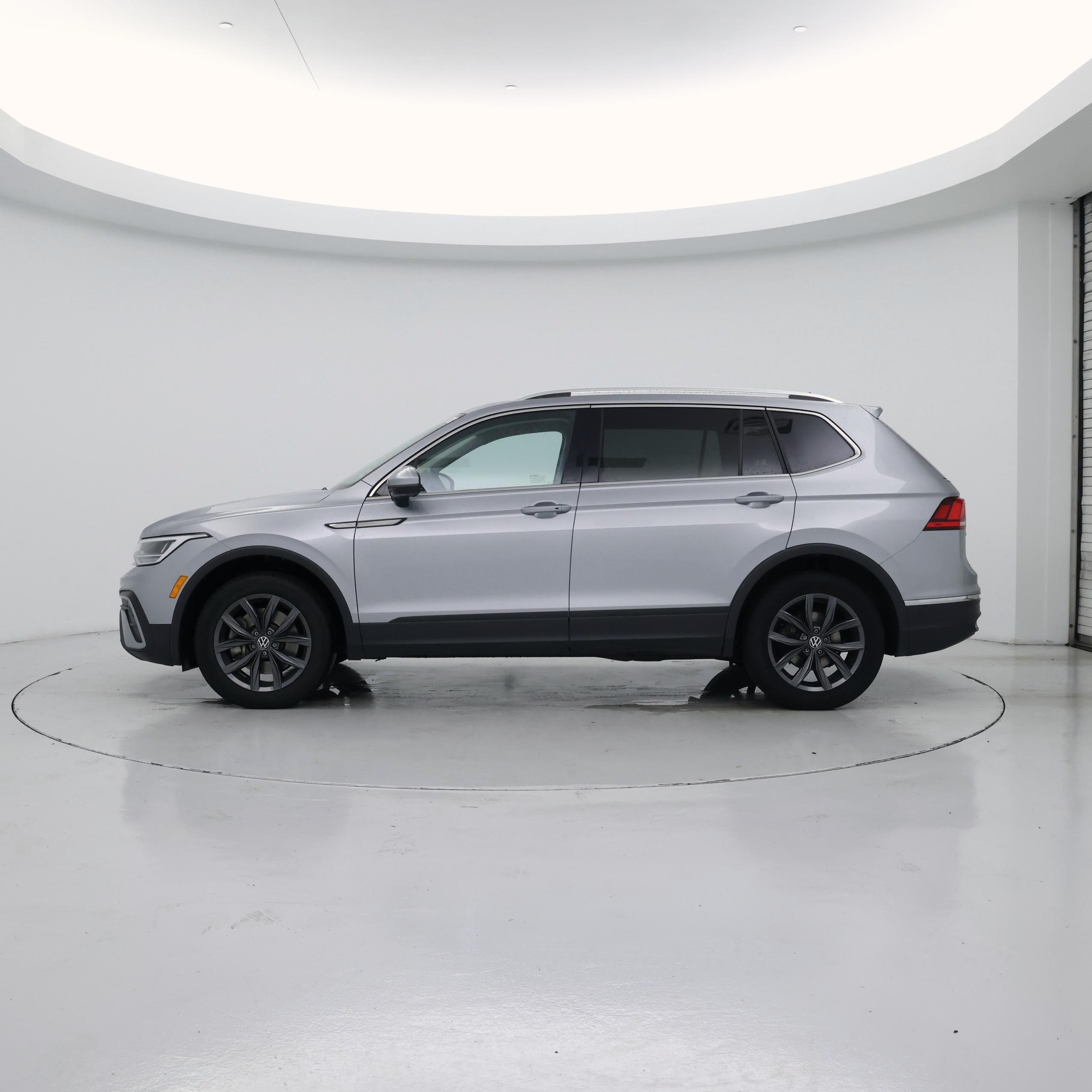 Thumbnail: 2023 Volkswagen Tiguan - 3