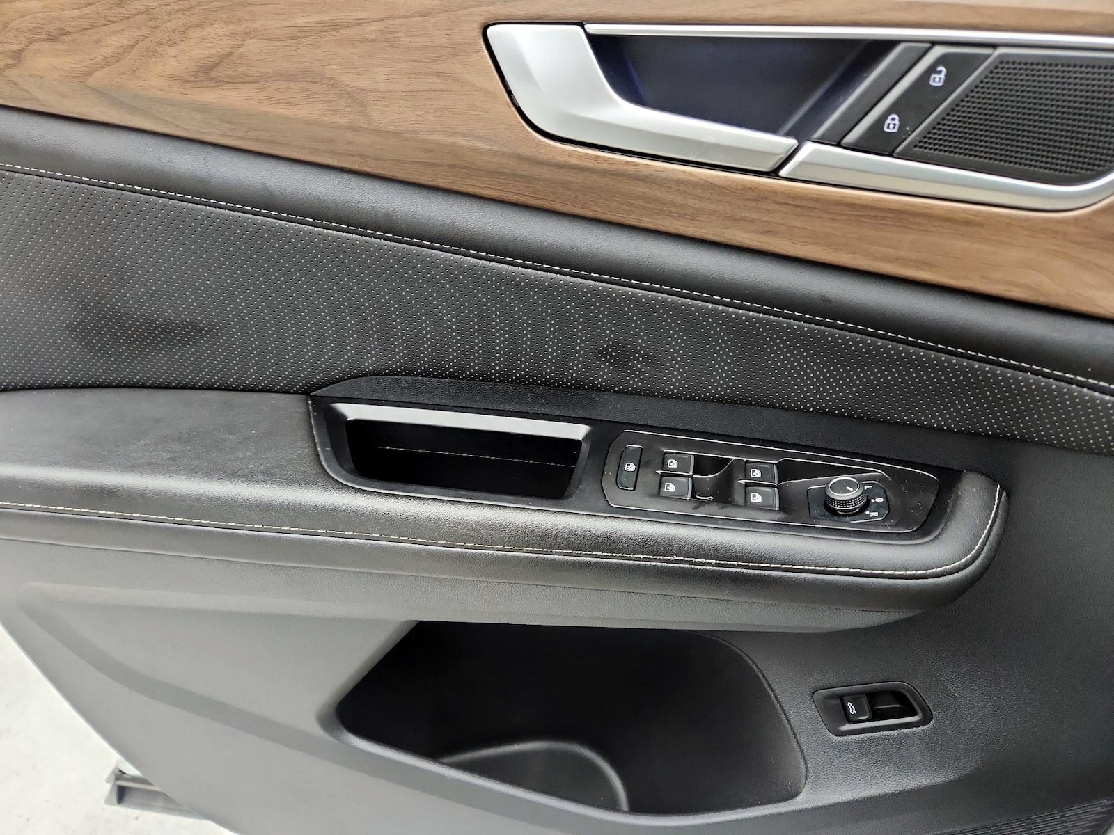 2024 Volkswagen Atlas SE w/Tech - Photo 13