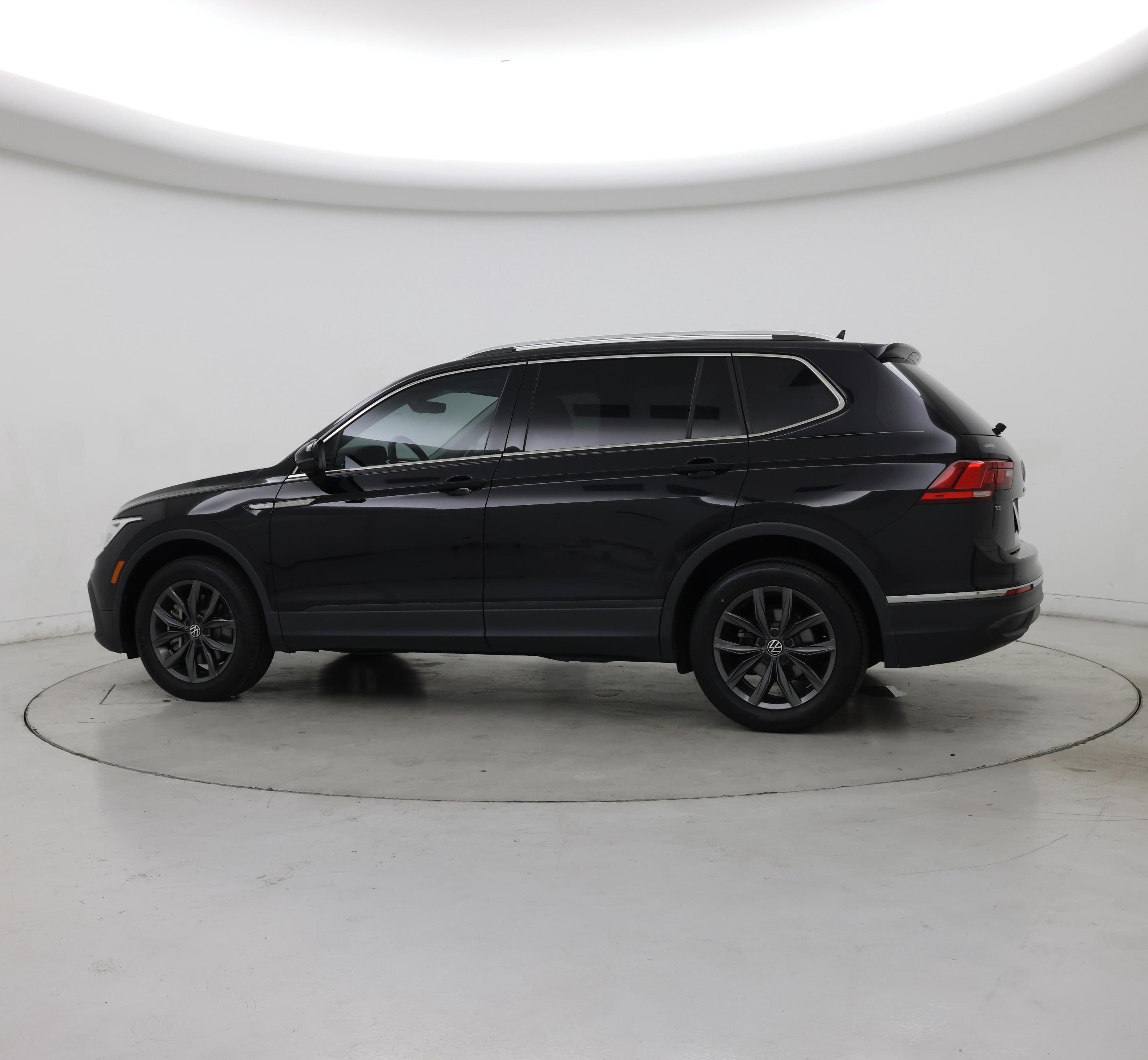 Thumbnail: 2023 Volkswagen Tiguan - 3
