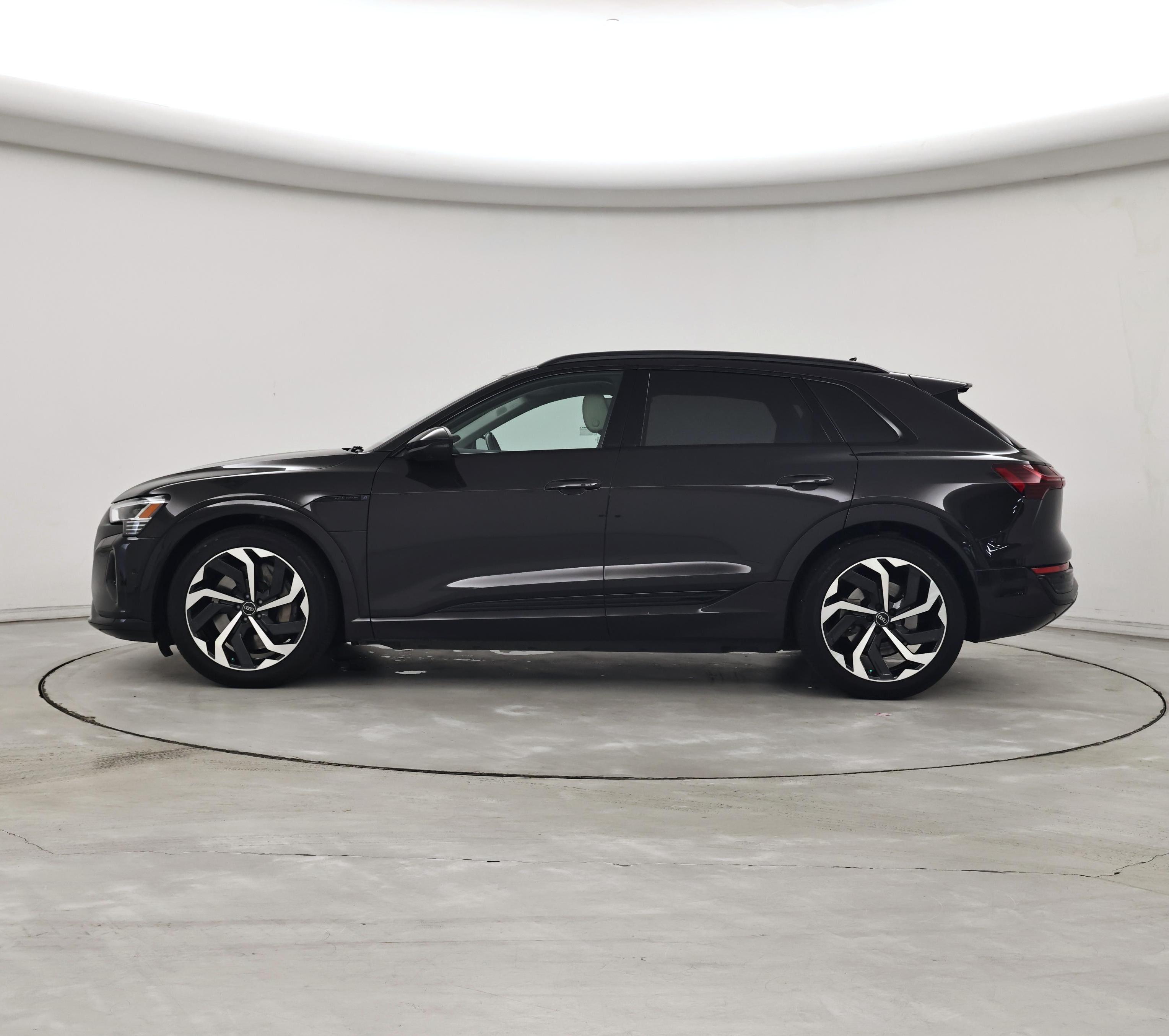 Thumbnail: 2024 Audi Q8 e-tron - 3