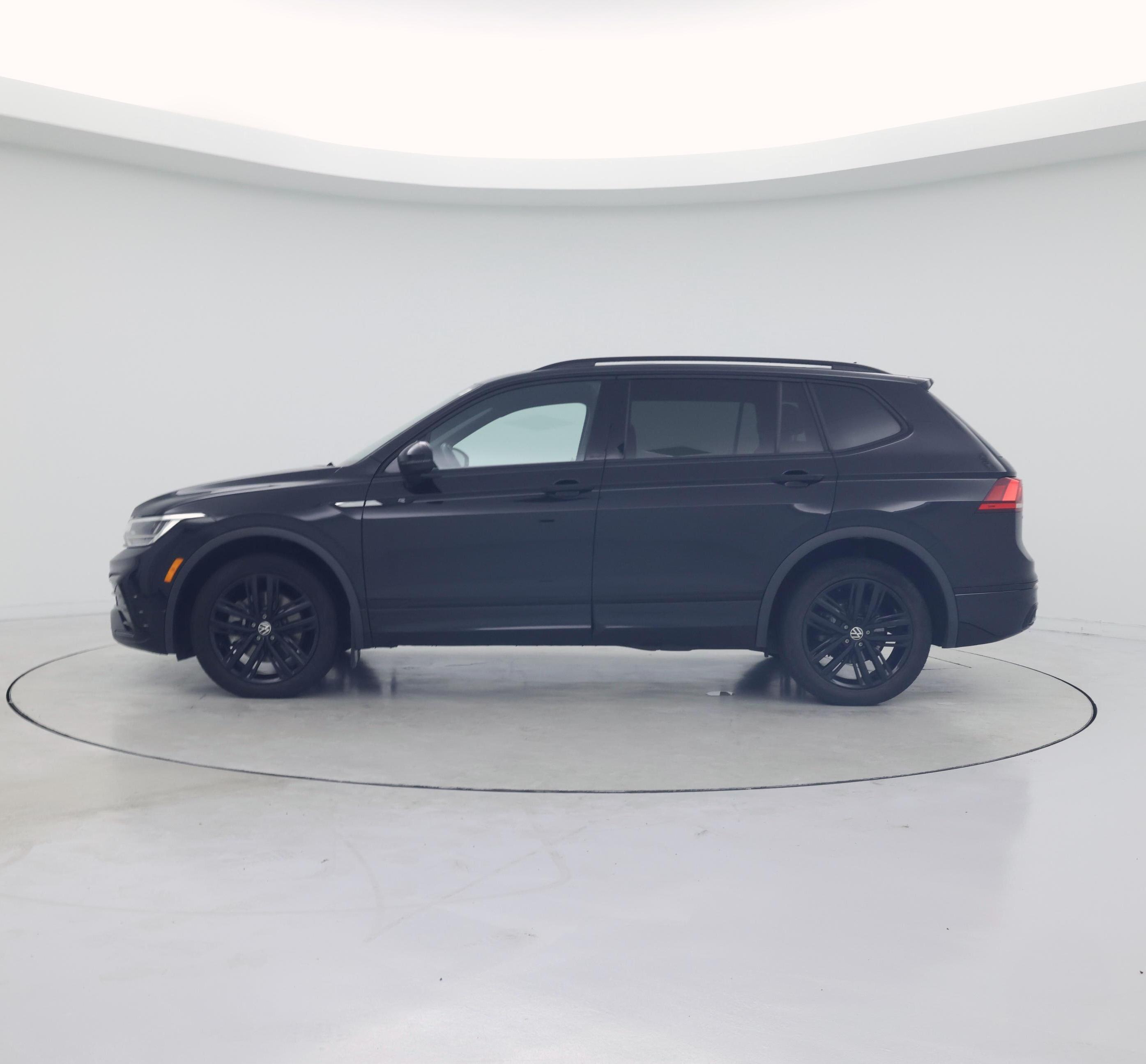 Thumbnail: 2022 Volkswagen Tiguan - 3