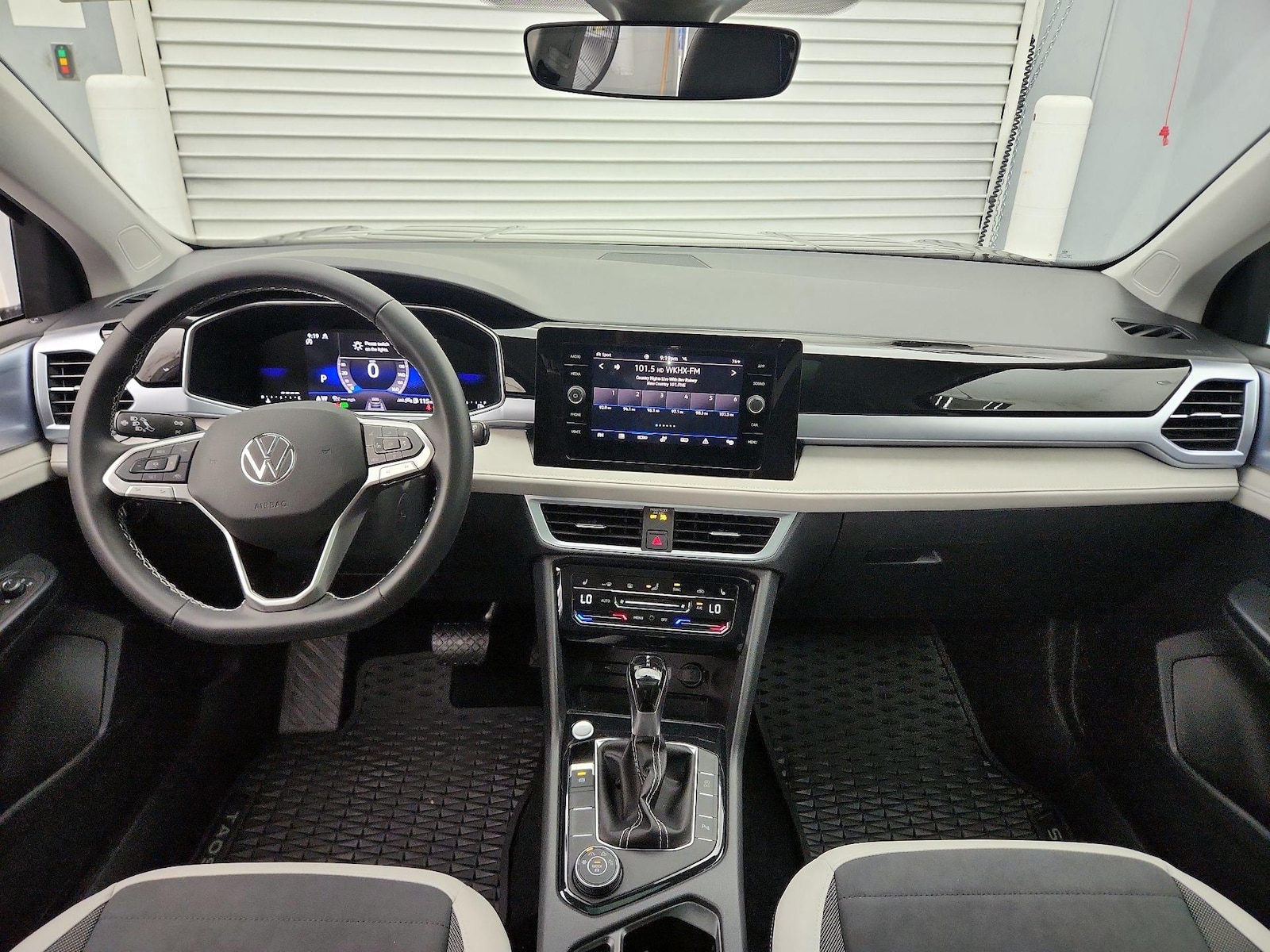 2025 Volkswagen Taos SE - Photo 10