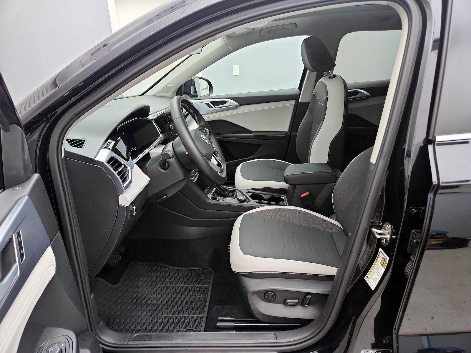 2025 Volkswagen Taos SE - Photo 12