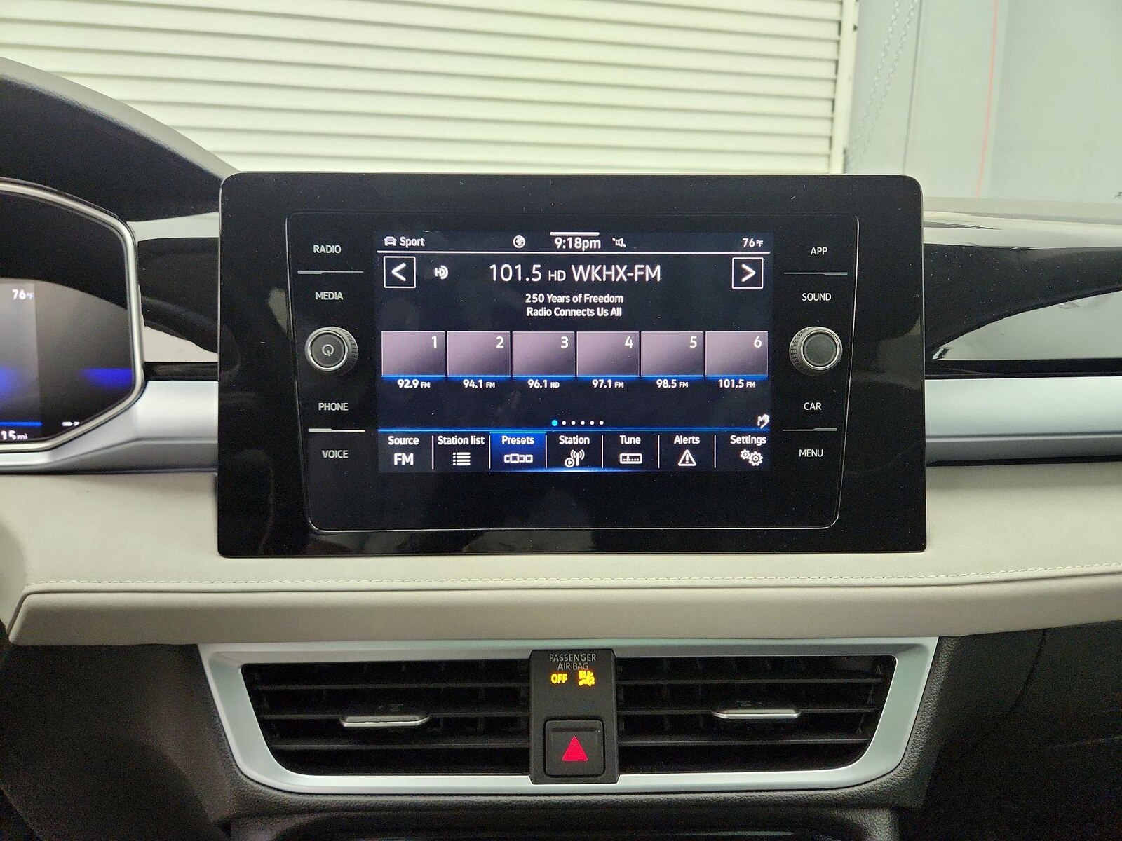 2025 Volkswagen Taos SE - Photo 16