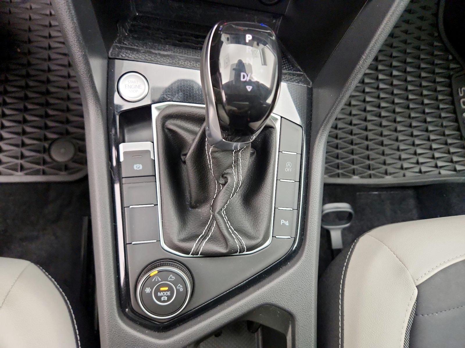 2025 Volkswagen Taos SE - Photo 18