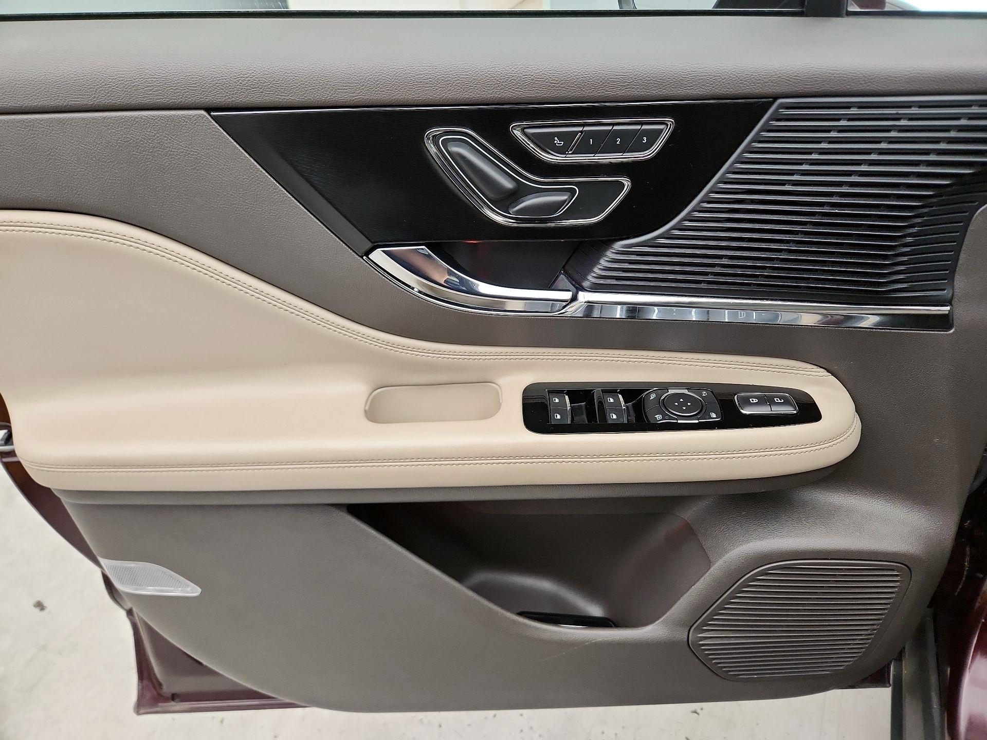 Thumbnail: 2020 Lincoln Corsair - 12