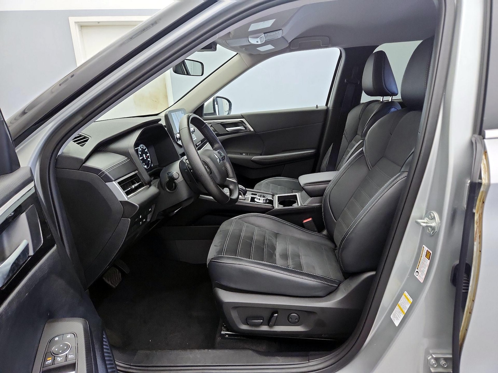 2024 Mitsubishi Outlander Plug-in Hybrid SE - Photo 12