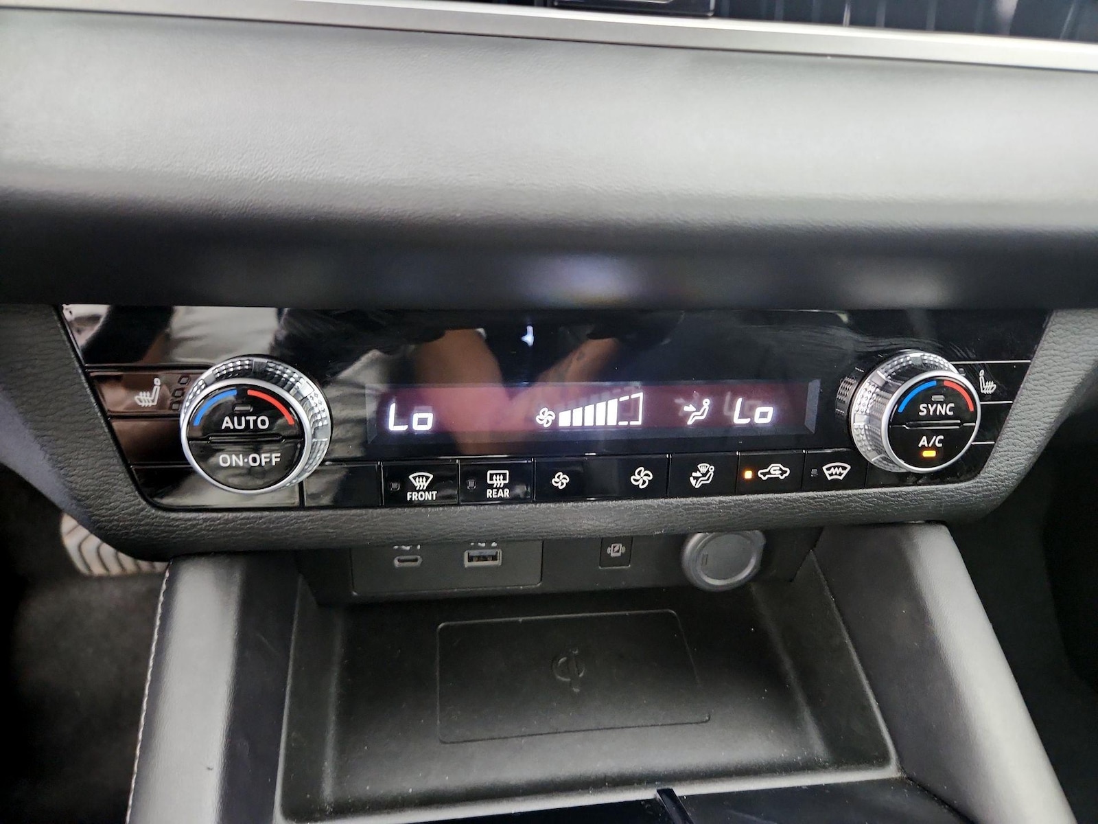 2024 Mitsubishi Outlander Plug-in Hybrid SE - Photo 18
