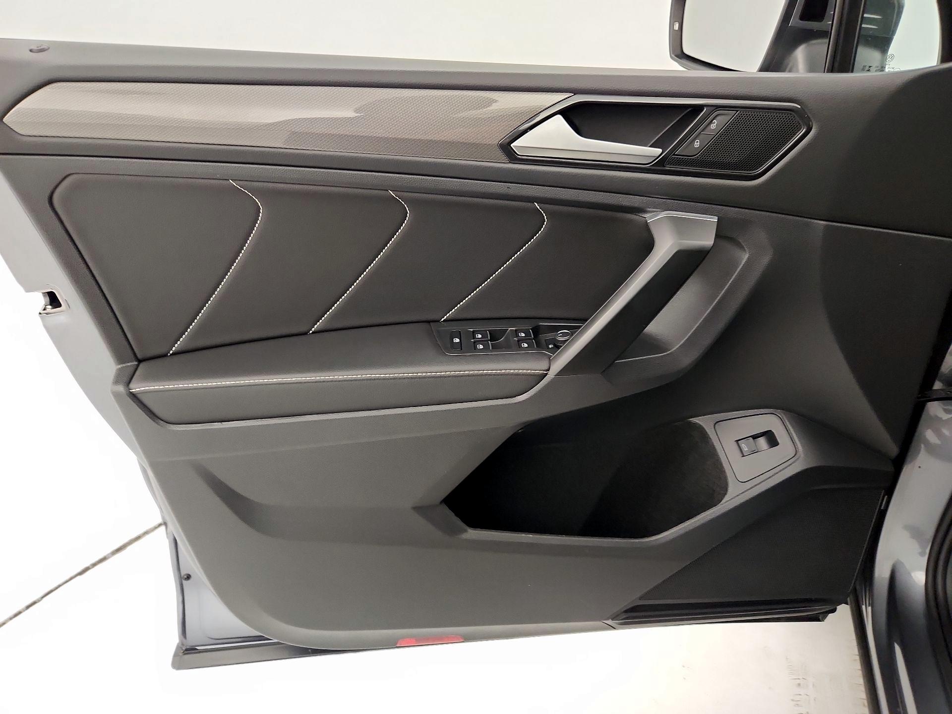 Thumbnail: 2023 Volkswagen Tiguan - 12