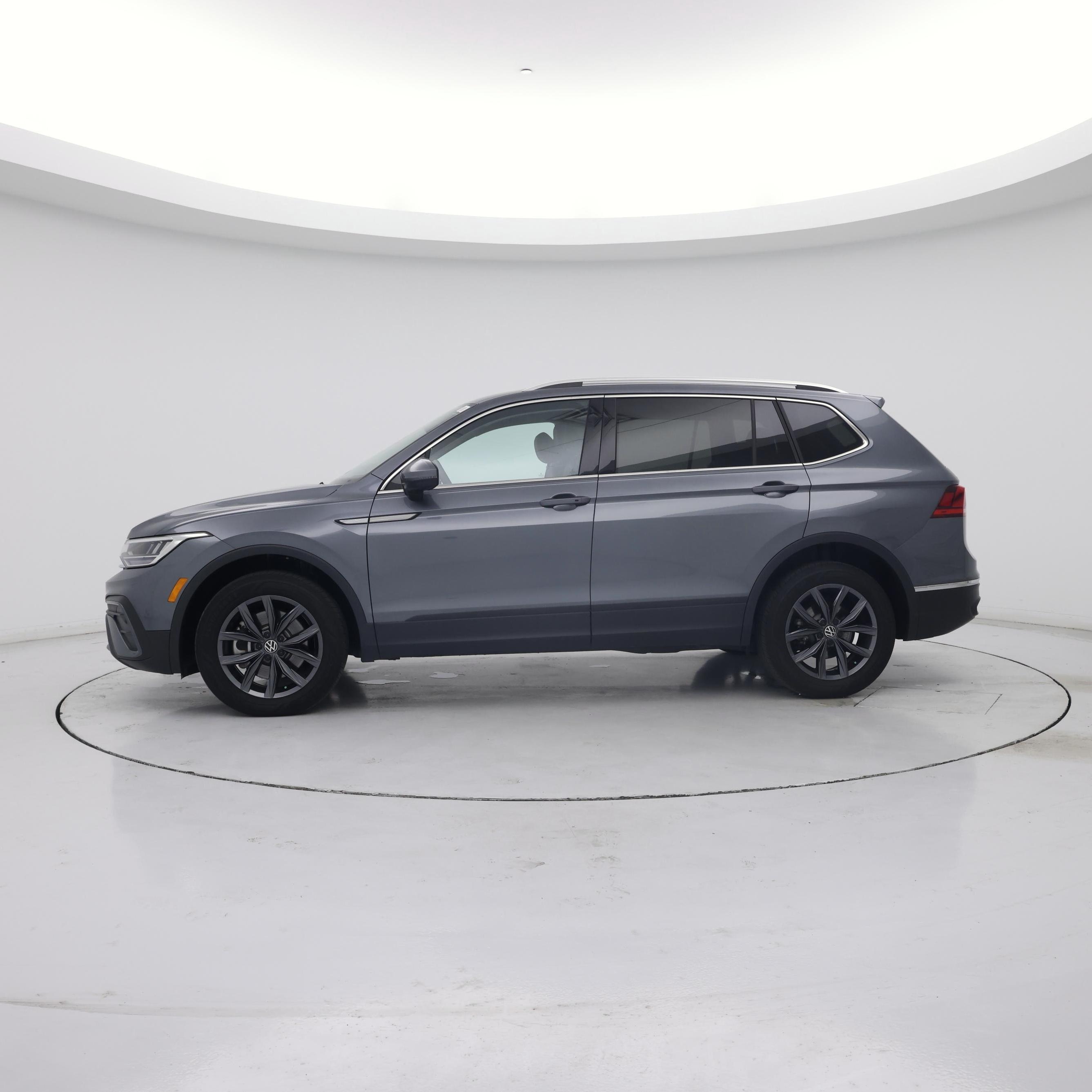 Thumbnail: 2023 Volkswagen Tiguan - 3