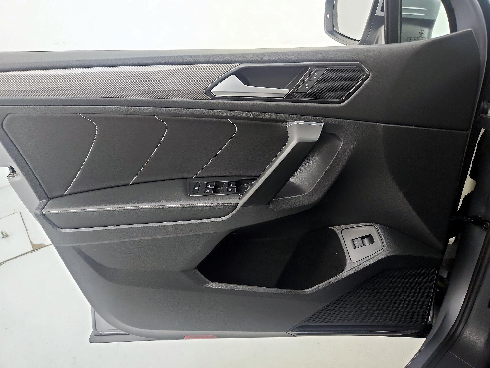 Thumbnail: 2023 Volkswagen Tiguan - 12