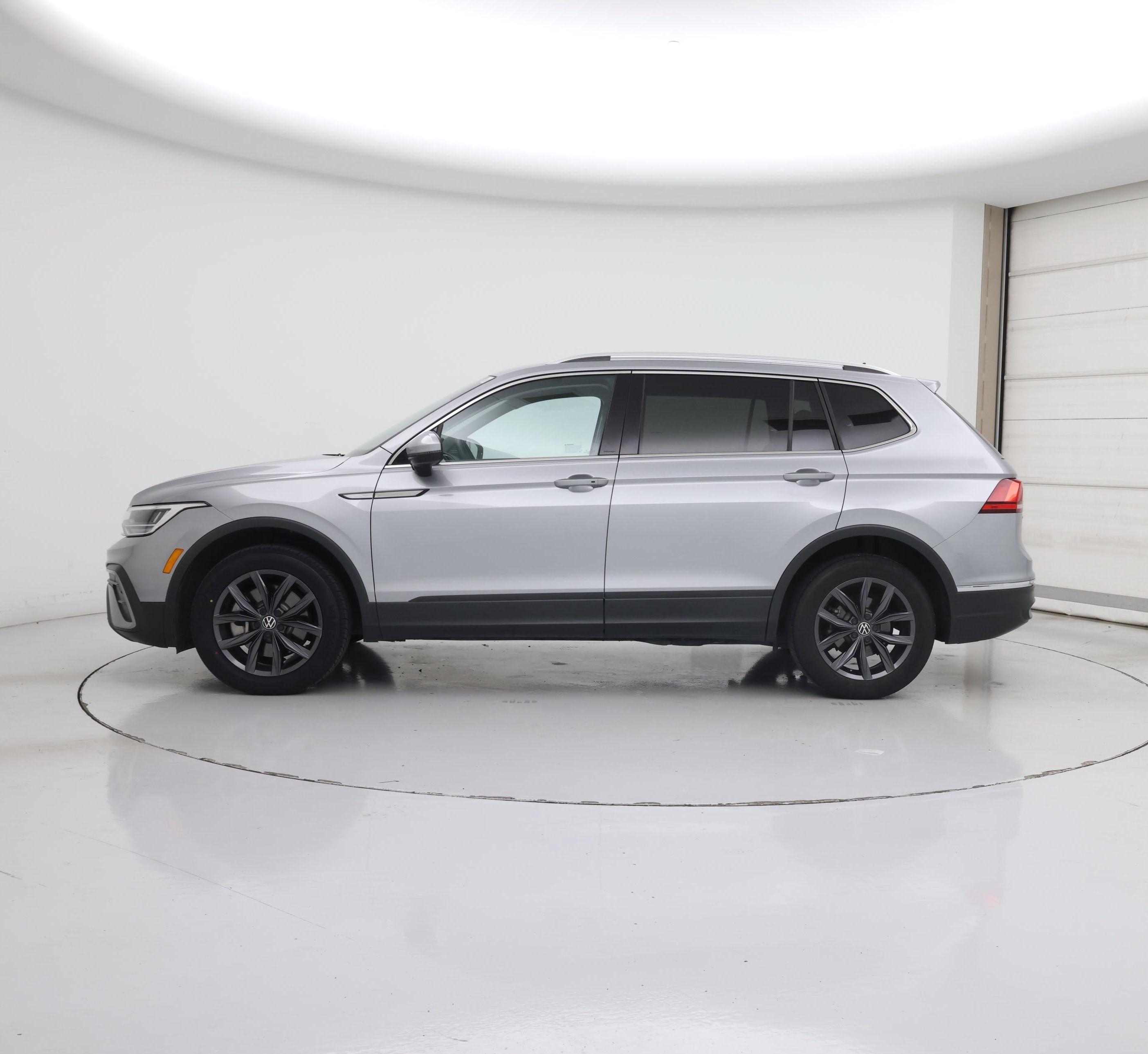 Thumbnail: 2023 Volkswagen Tiguan - 3