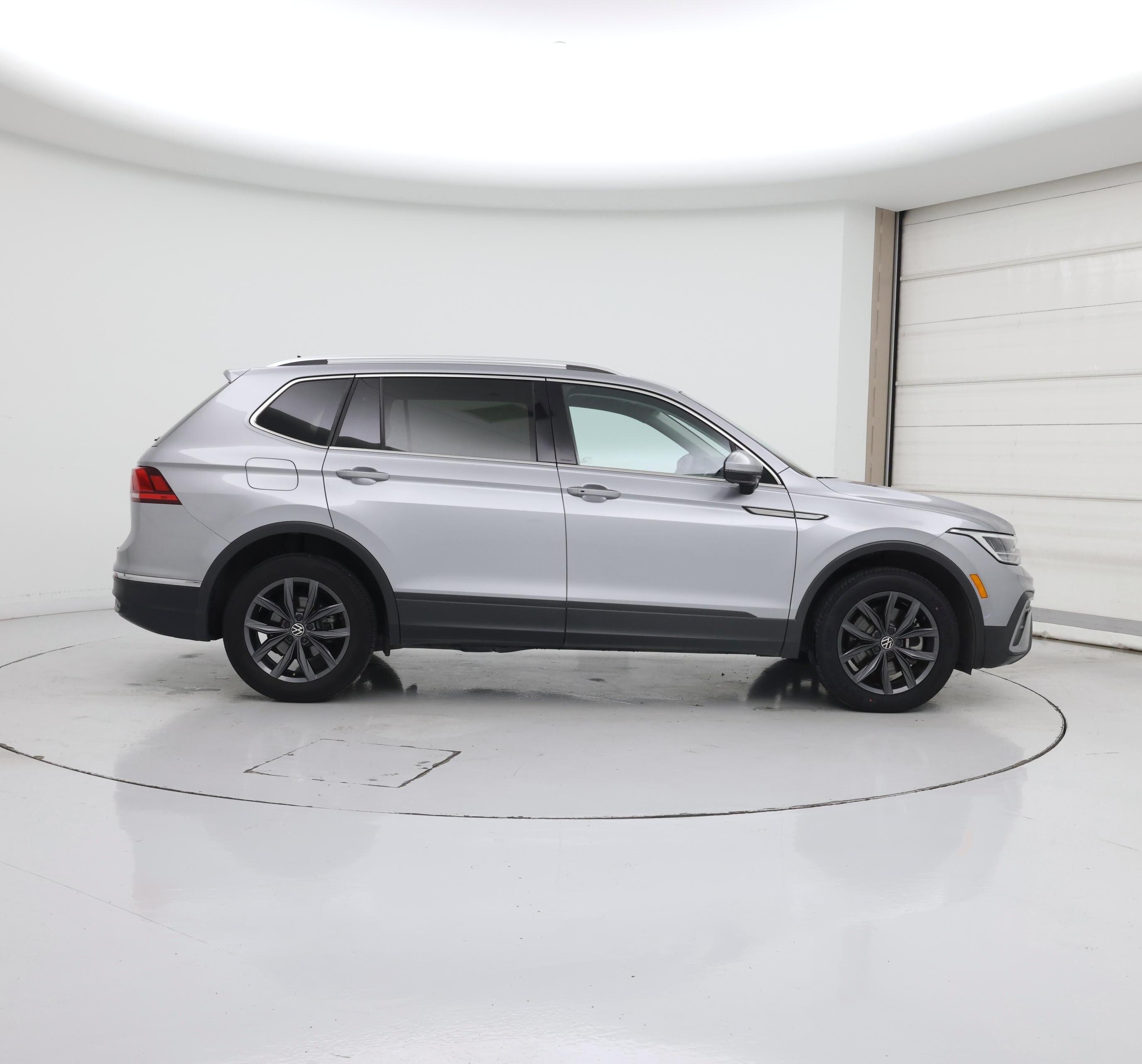 Thumbnail: 2023 Volkswagen Tiguan - 7