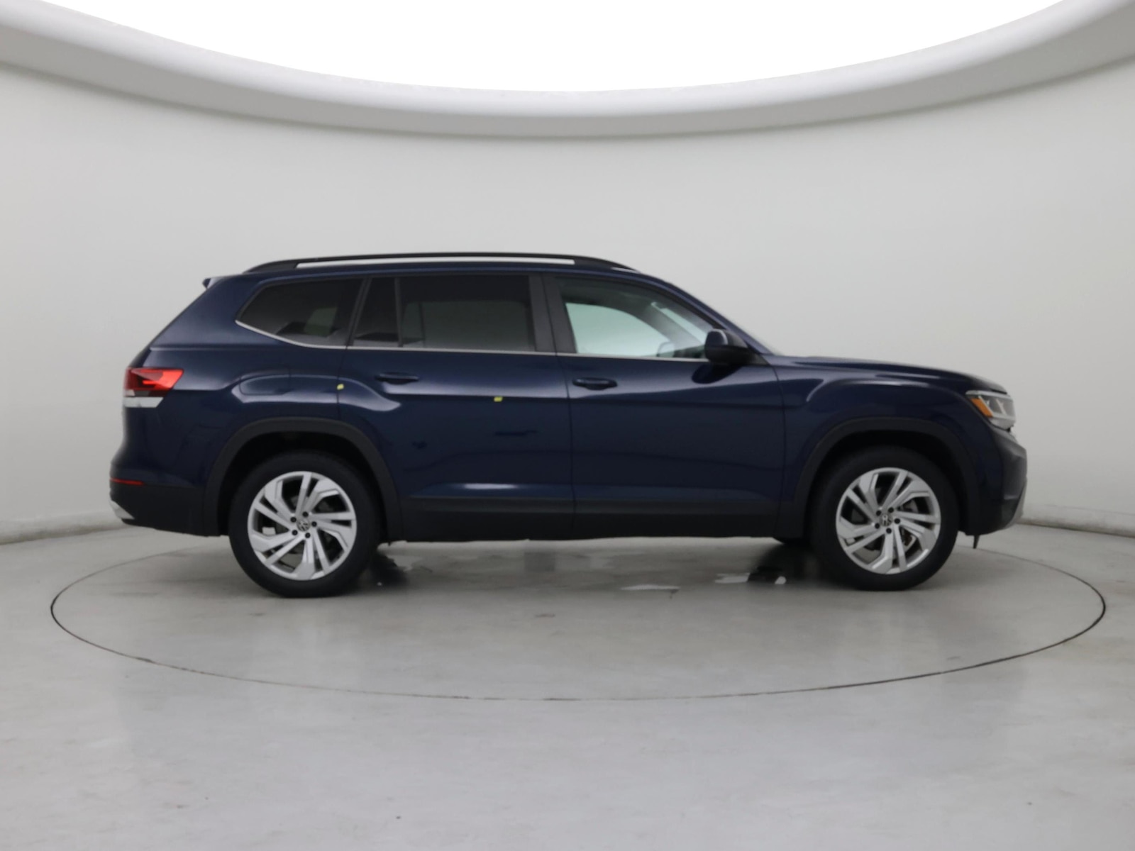 2022 Volkswagen Atlas SE w/Tech - Photo 8