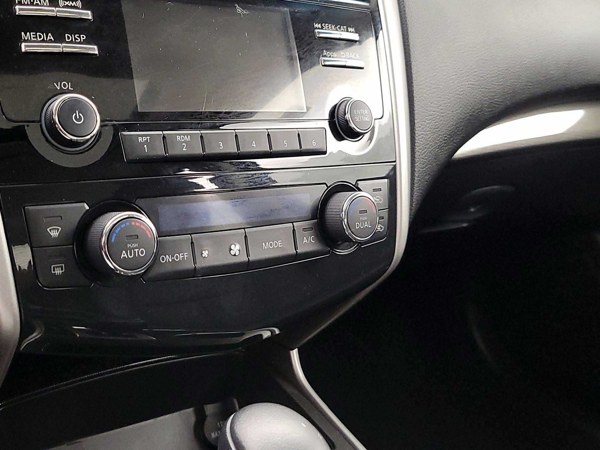 Thumbnail: 2015 Nissan Altima - 16