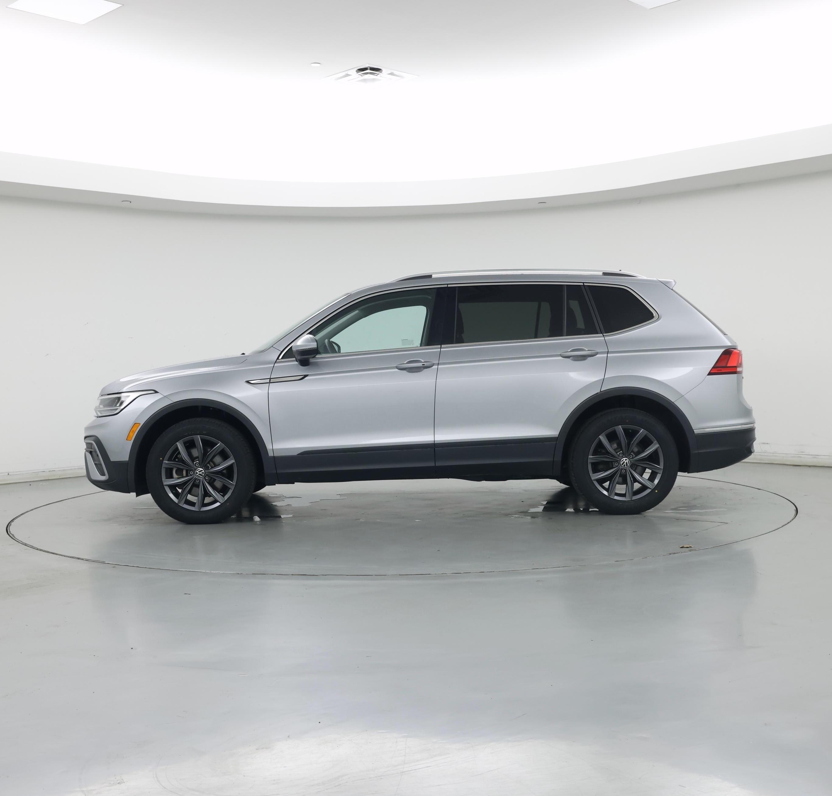 Thumbnail: 2023 Volkswagen Tiguan - 3