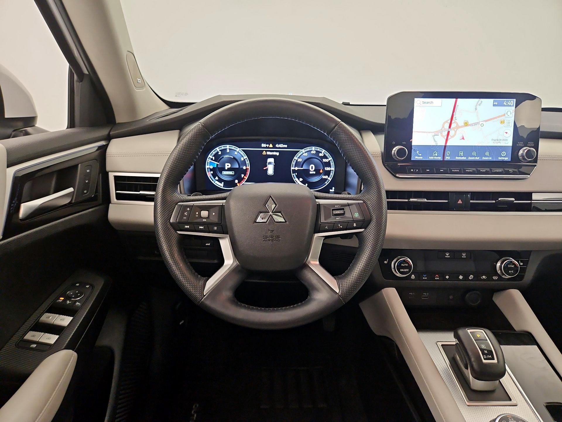 Thumbnail: 2023 Mitsubishi Outlander - 10