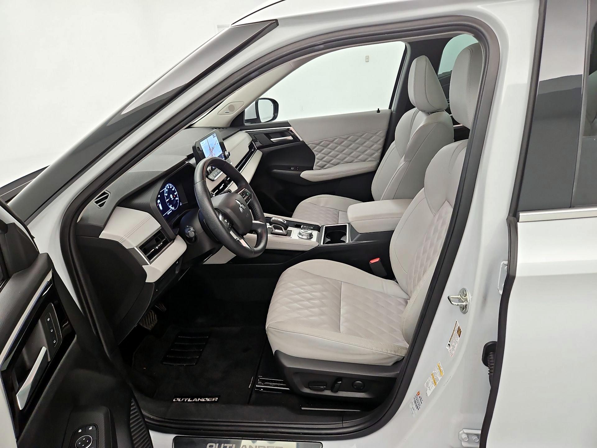 Thumbnail: 2023 Mitsubishi Outlander - 11