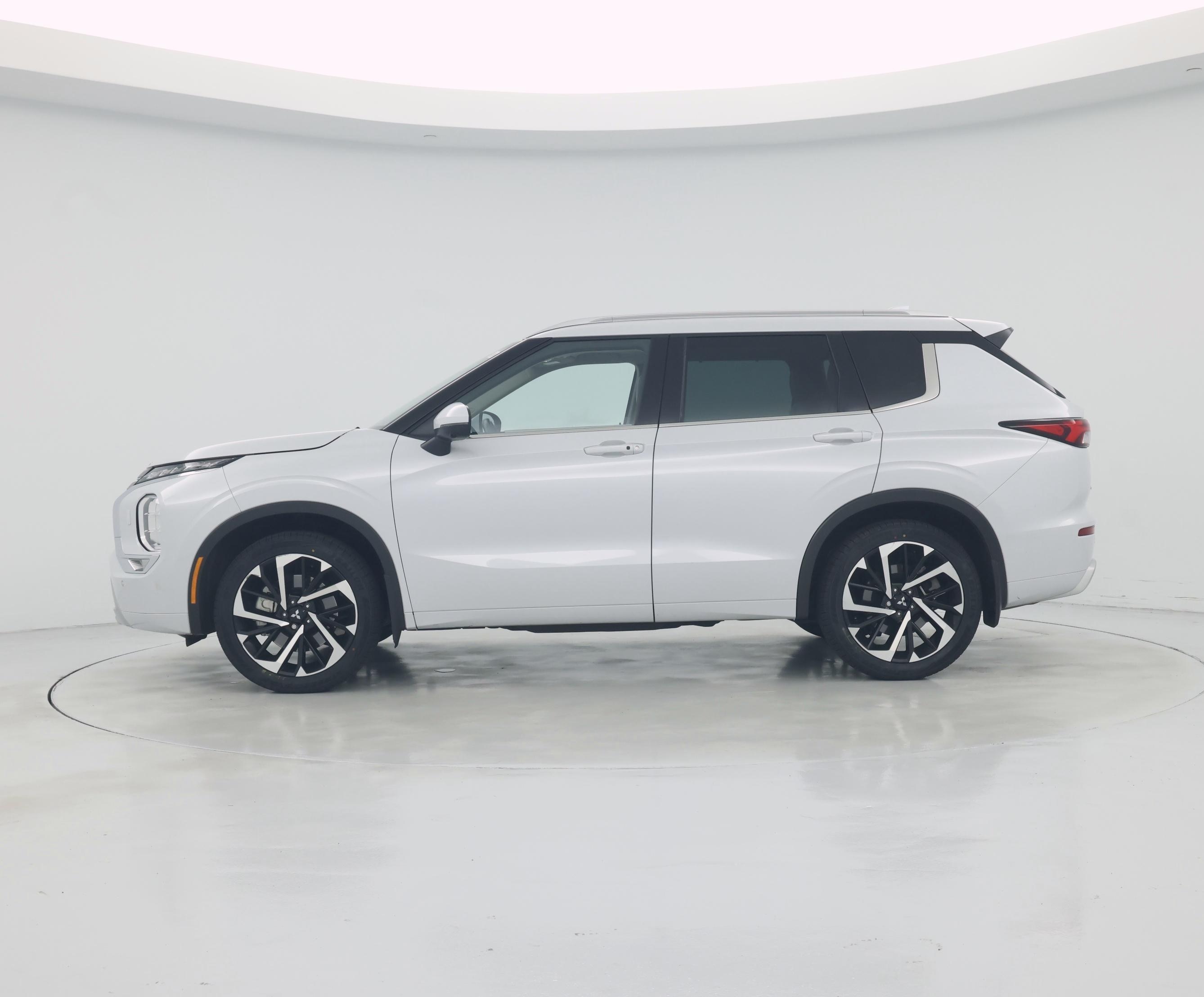 Thumbnail: 2023 Mitsubishi Outlander - 3