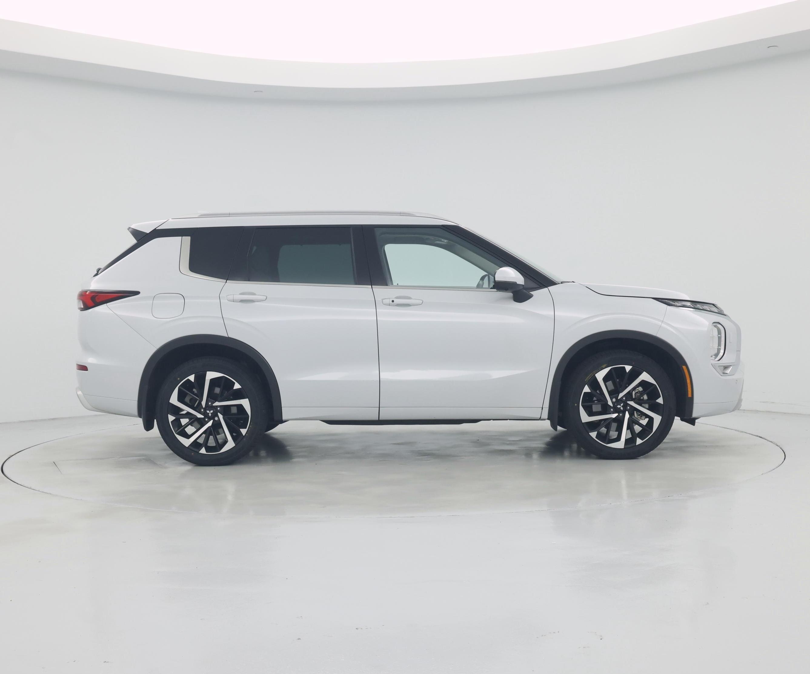 Thumbnail: 2023 Mitsubishi Outlander - 7