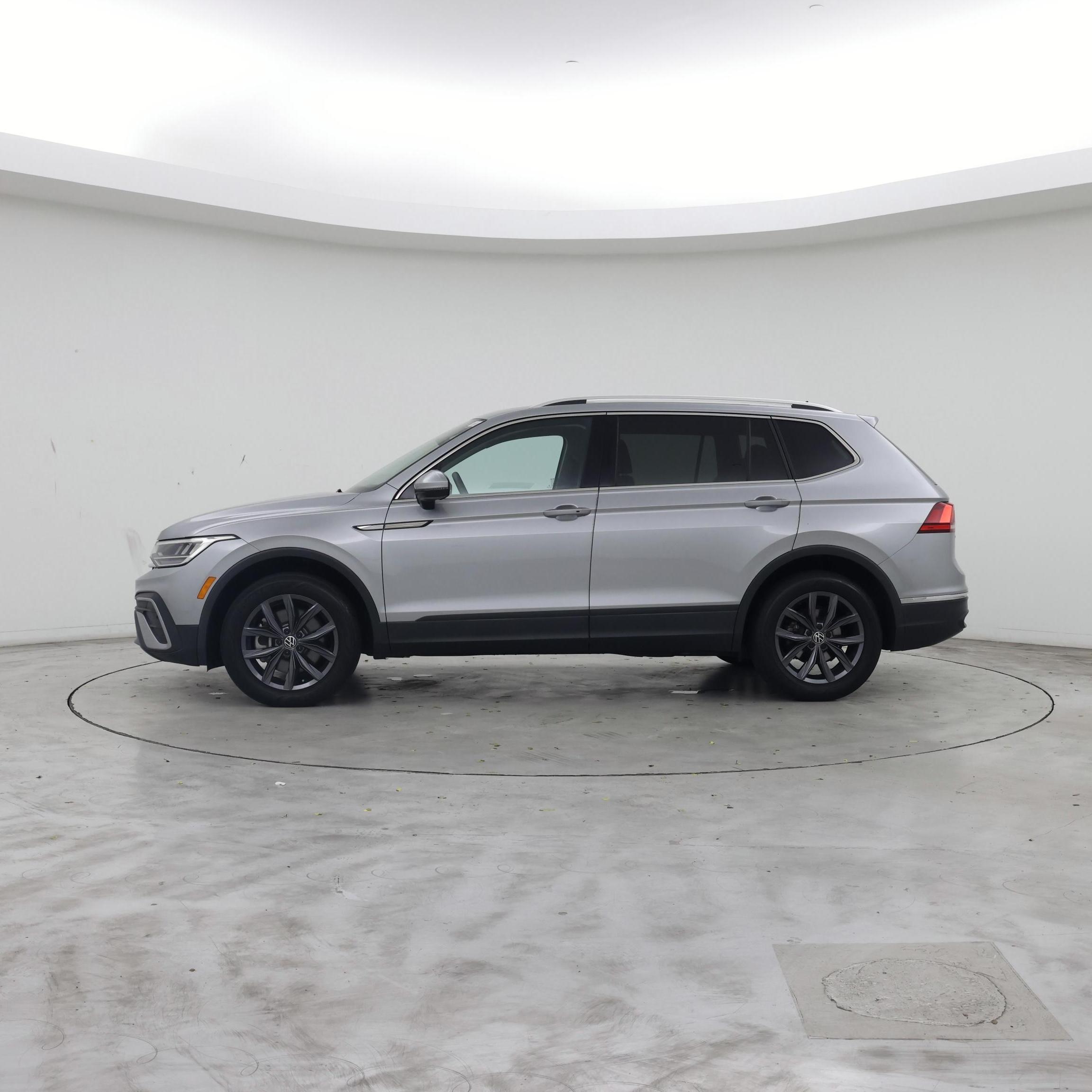 Thumbnail: 2023 Volkswagen Tiguan - 3