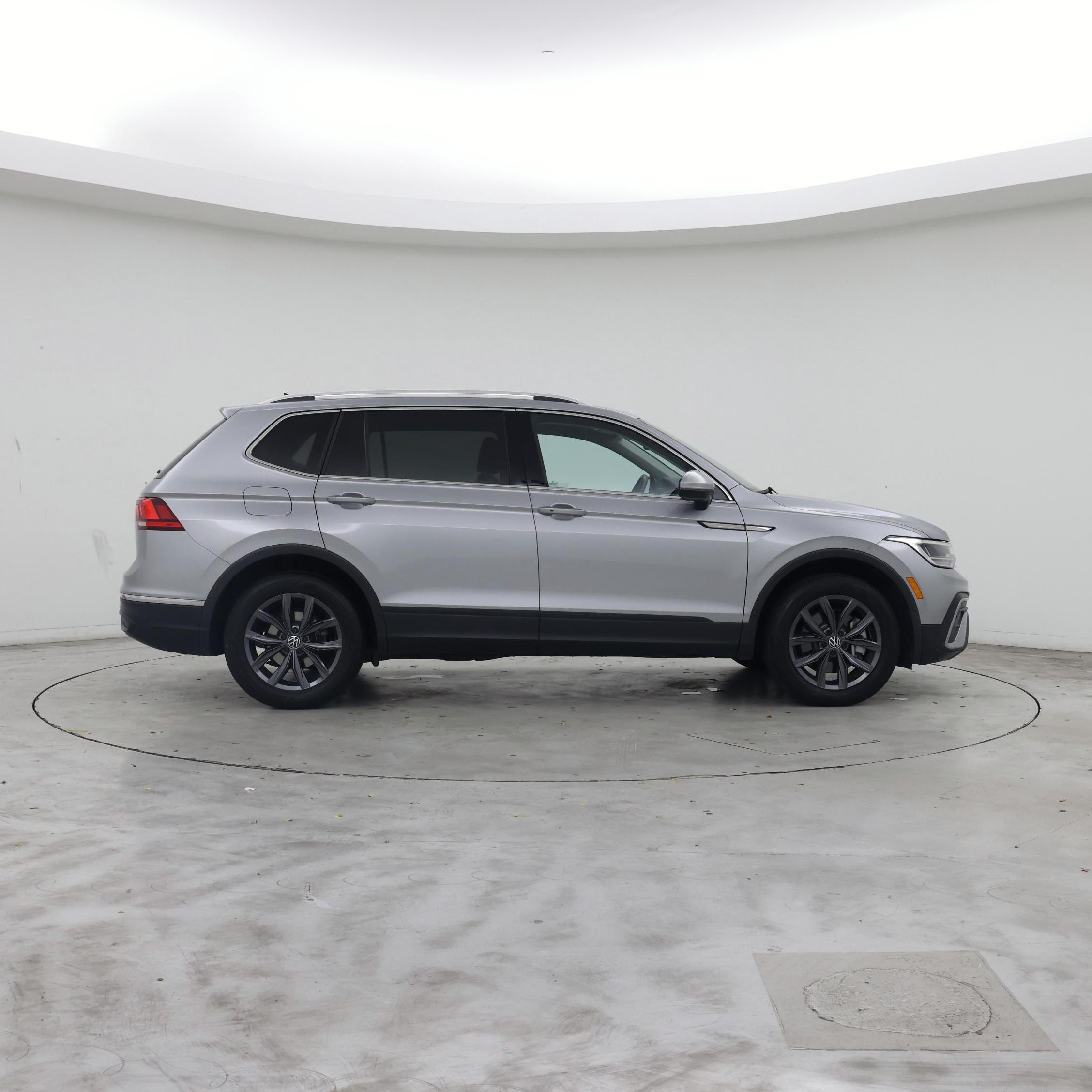 Thumbnail: 2023 Volkswagen Tiguan - 7