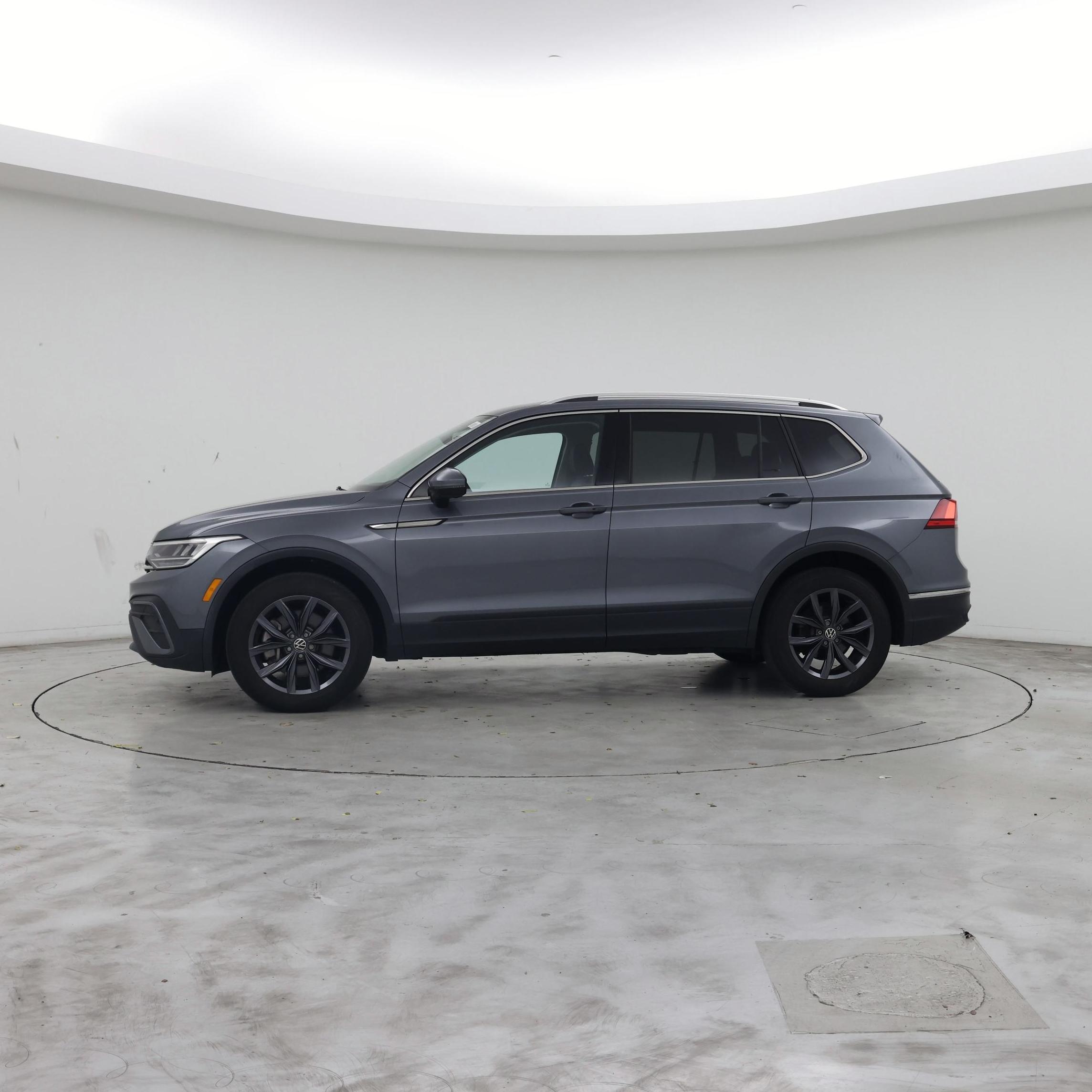 Thumbnail: 2023 Volkswagen Tiguan - 3