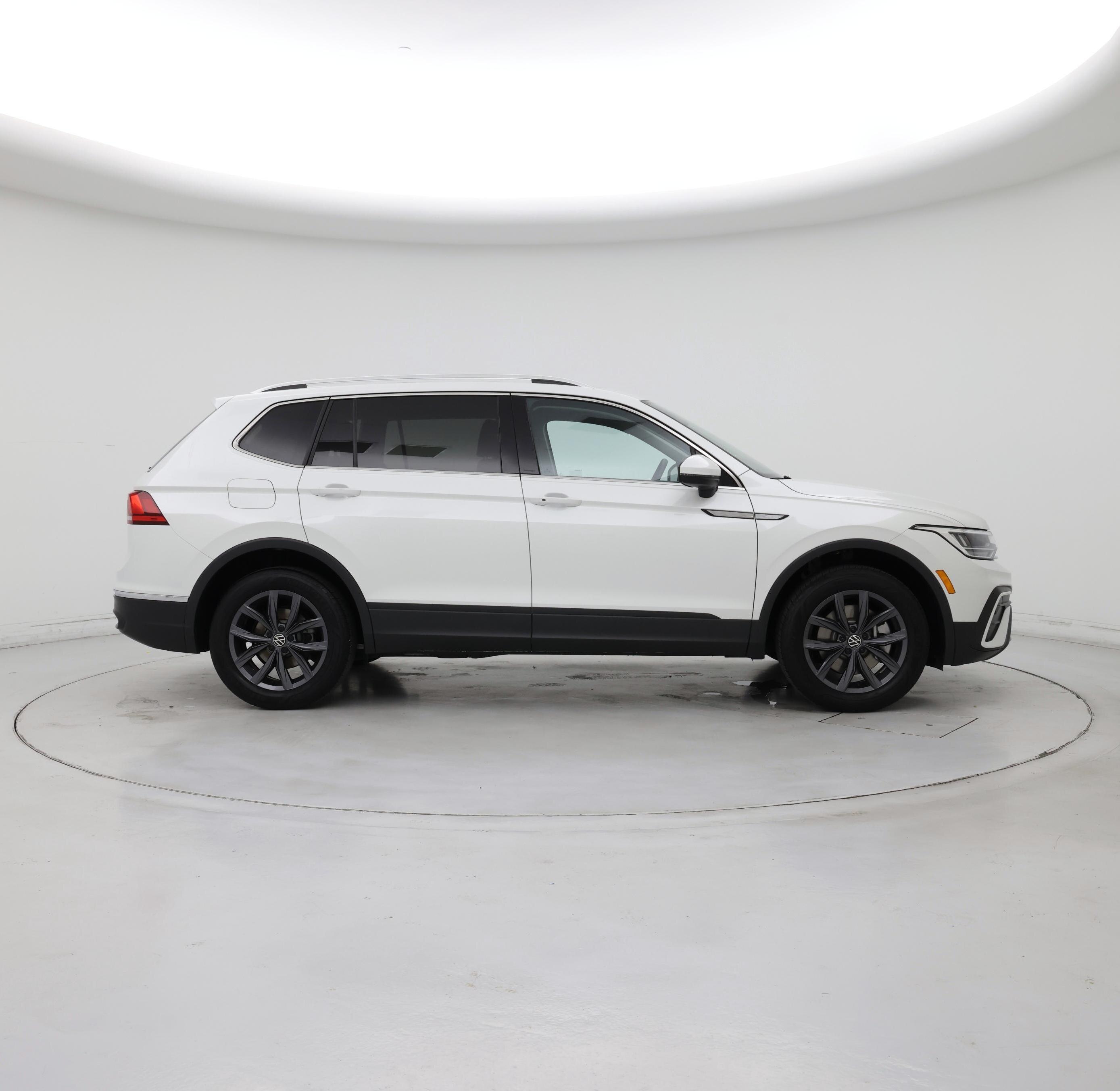 Thumbnail: 2023 Volkswagen Tiguan - 7