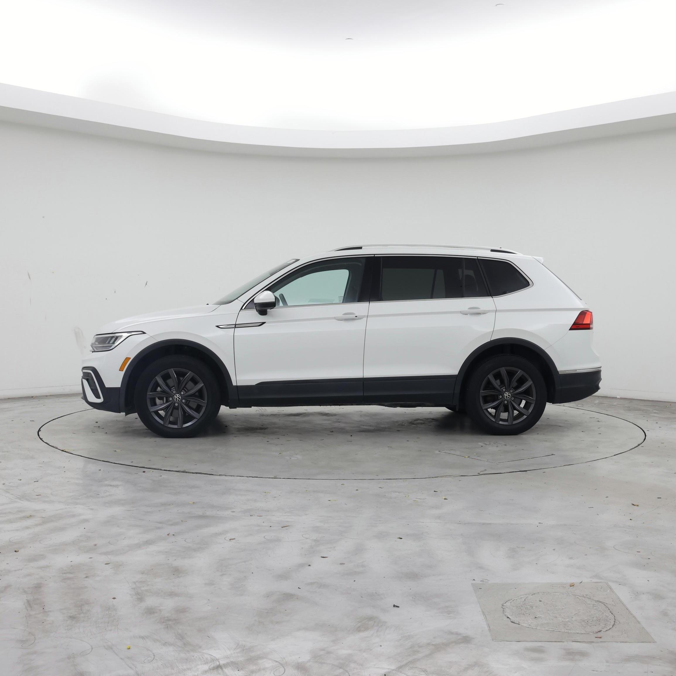 Thumbnail: 2023 Volkswagen Tiguan - 3