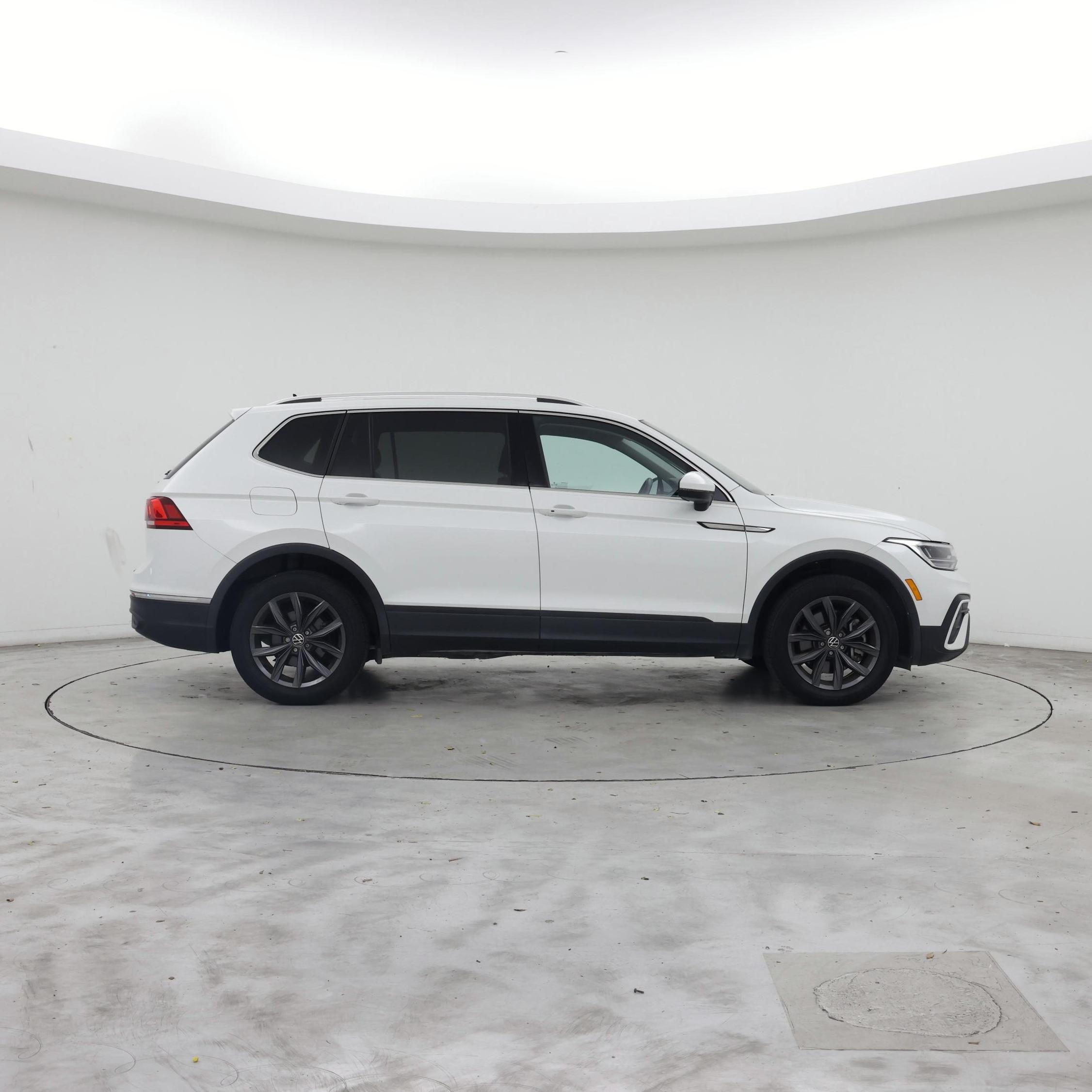 Thumbnail: 2023 Volkswagen Tiguan - 7