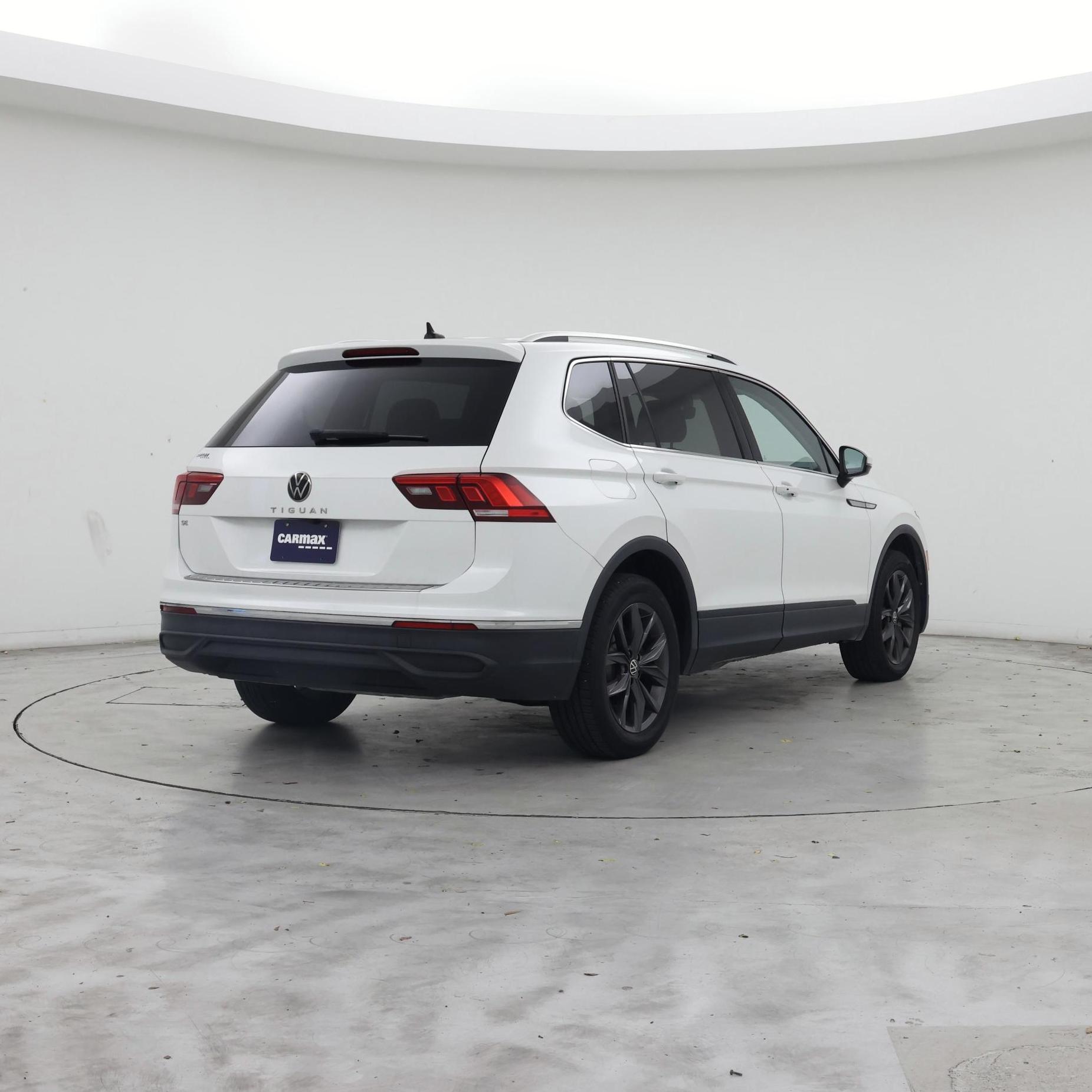 Thumbnail: 2023 Volkswagen Tiguan - 8