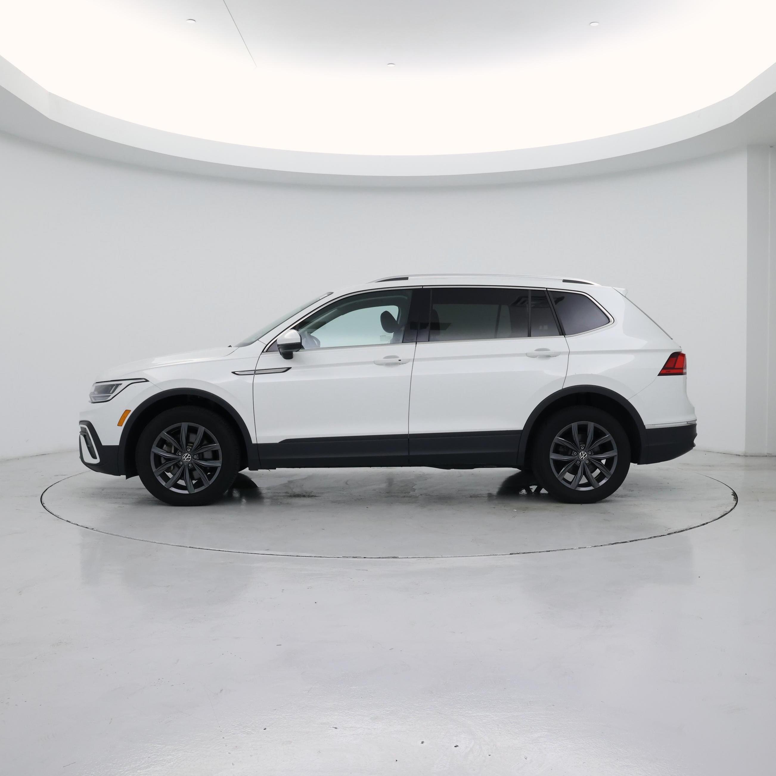 Thumbnail: 2023 Volkswagen Tiguan - 3