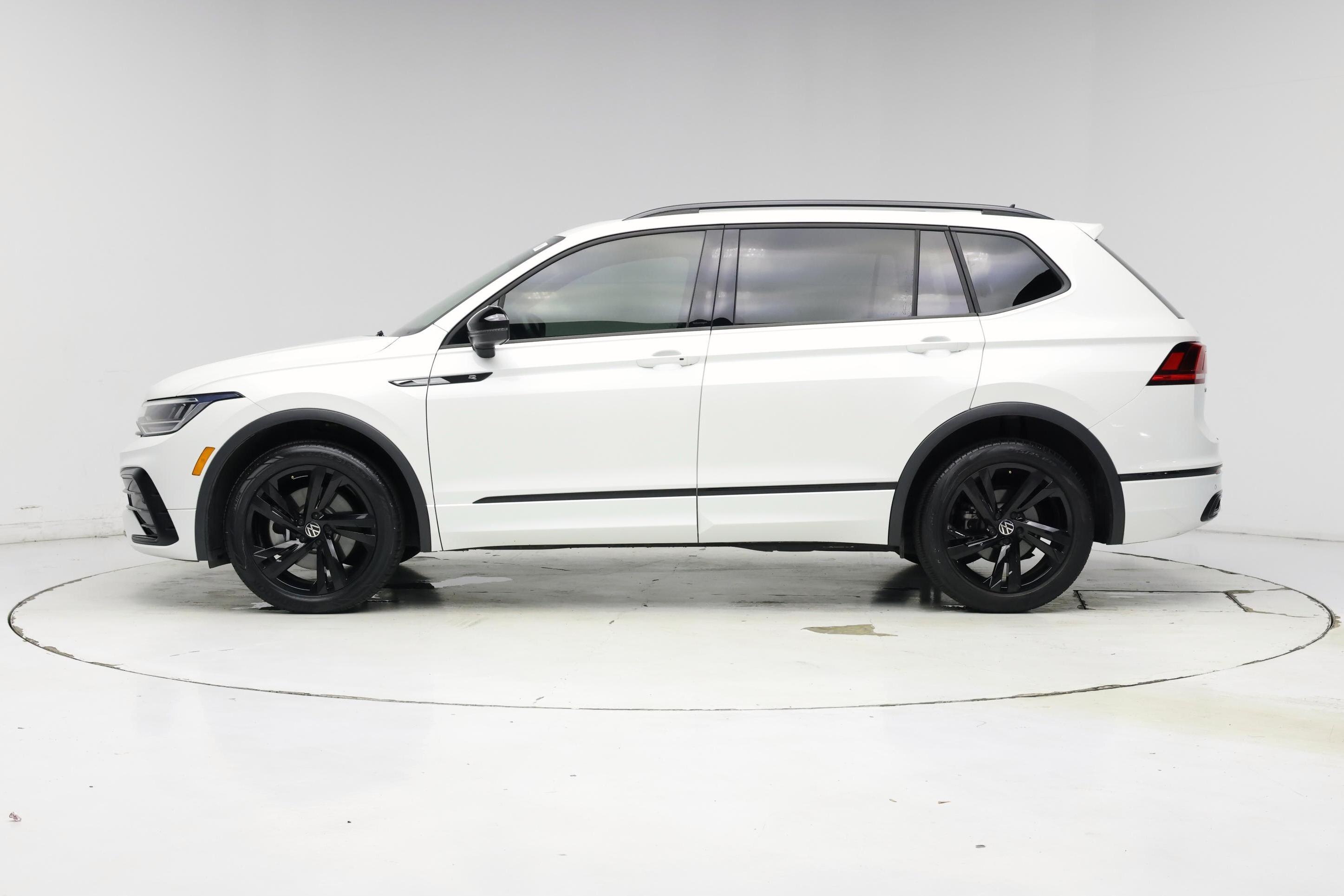 Thumbnail: 2023 Volkswagen Tiguan - 3