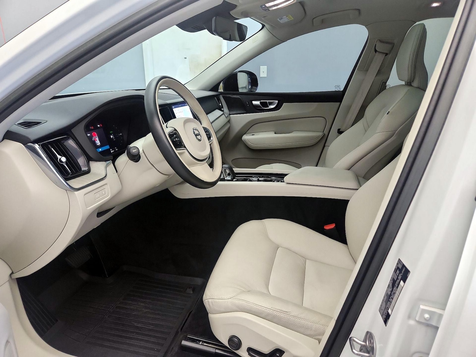 2023 Volvo XC60 Plus - Photo 12