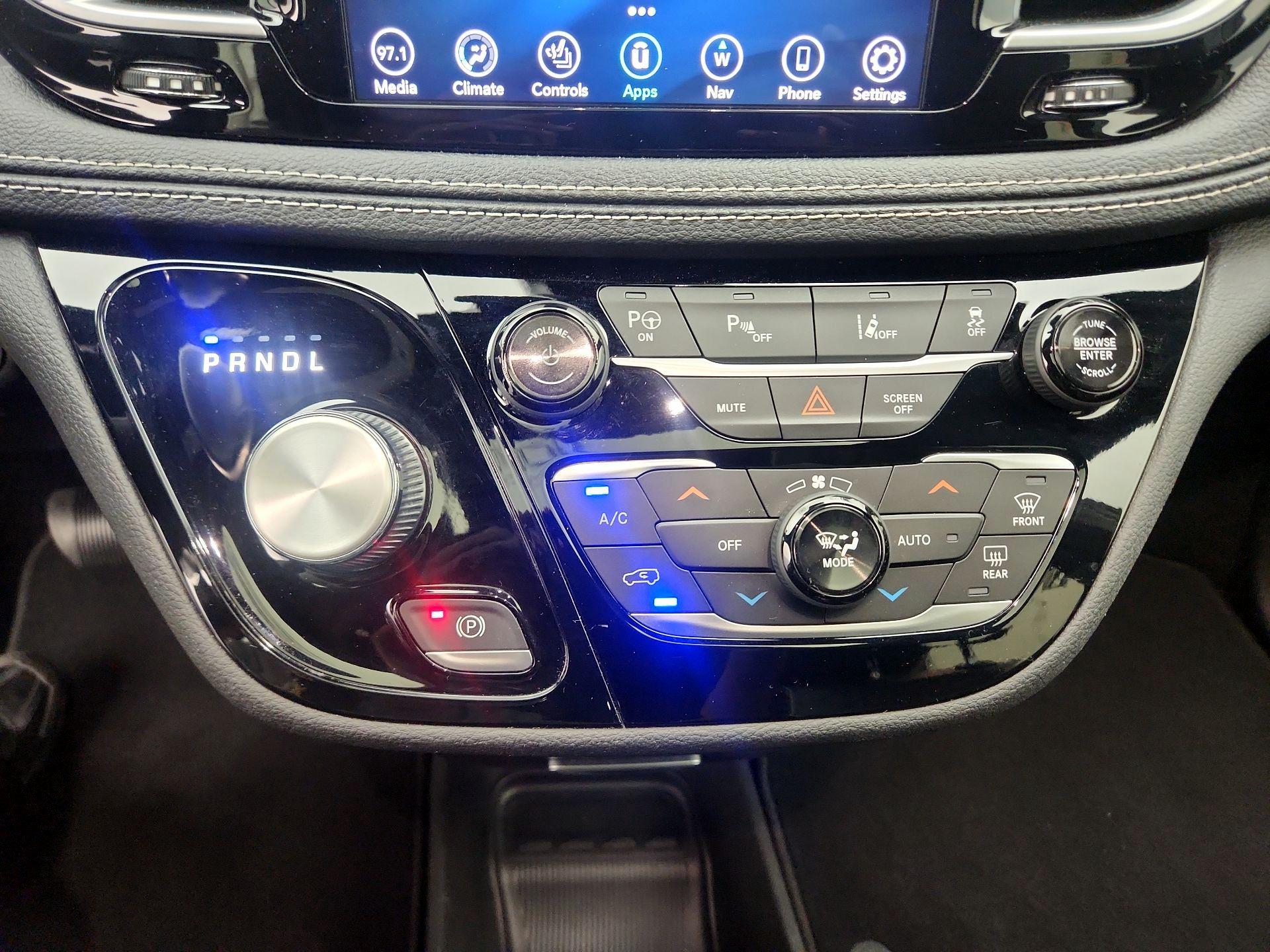 Thumbnail: 2020 Chrysler Pacifica - 17