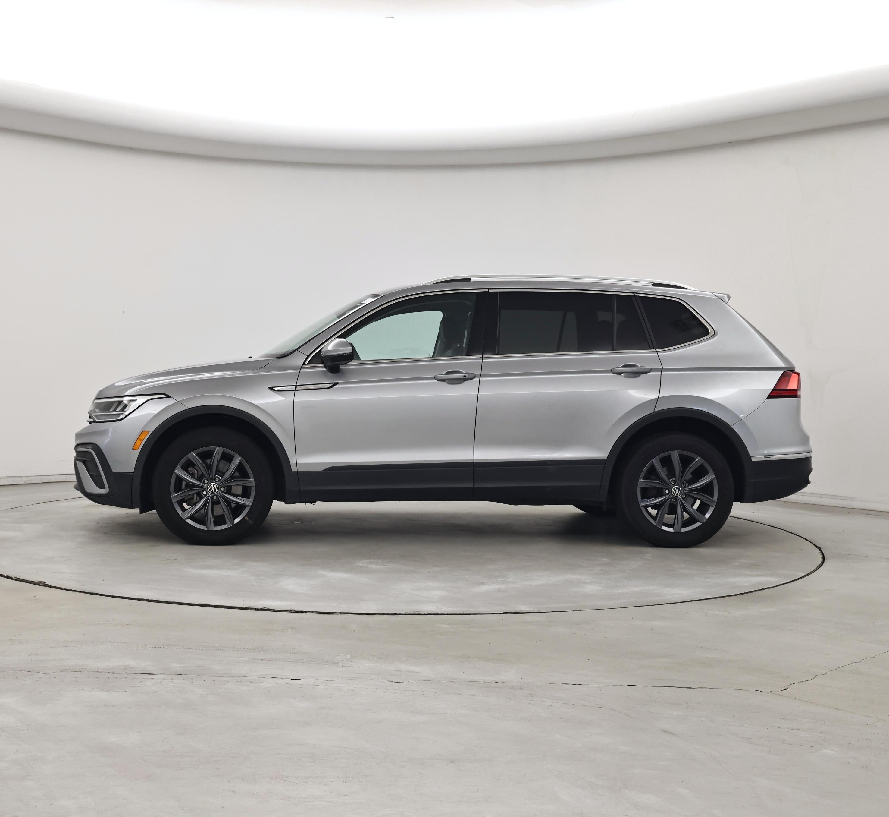 Thumbnail: 2023 Volkswagen Tiguan - 3