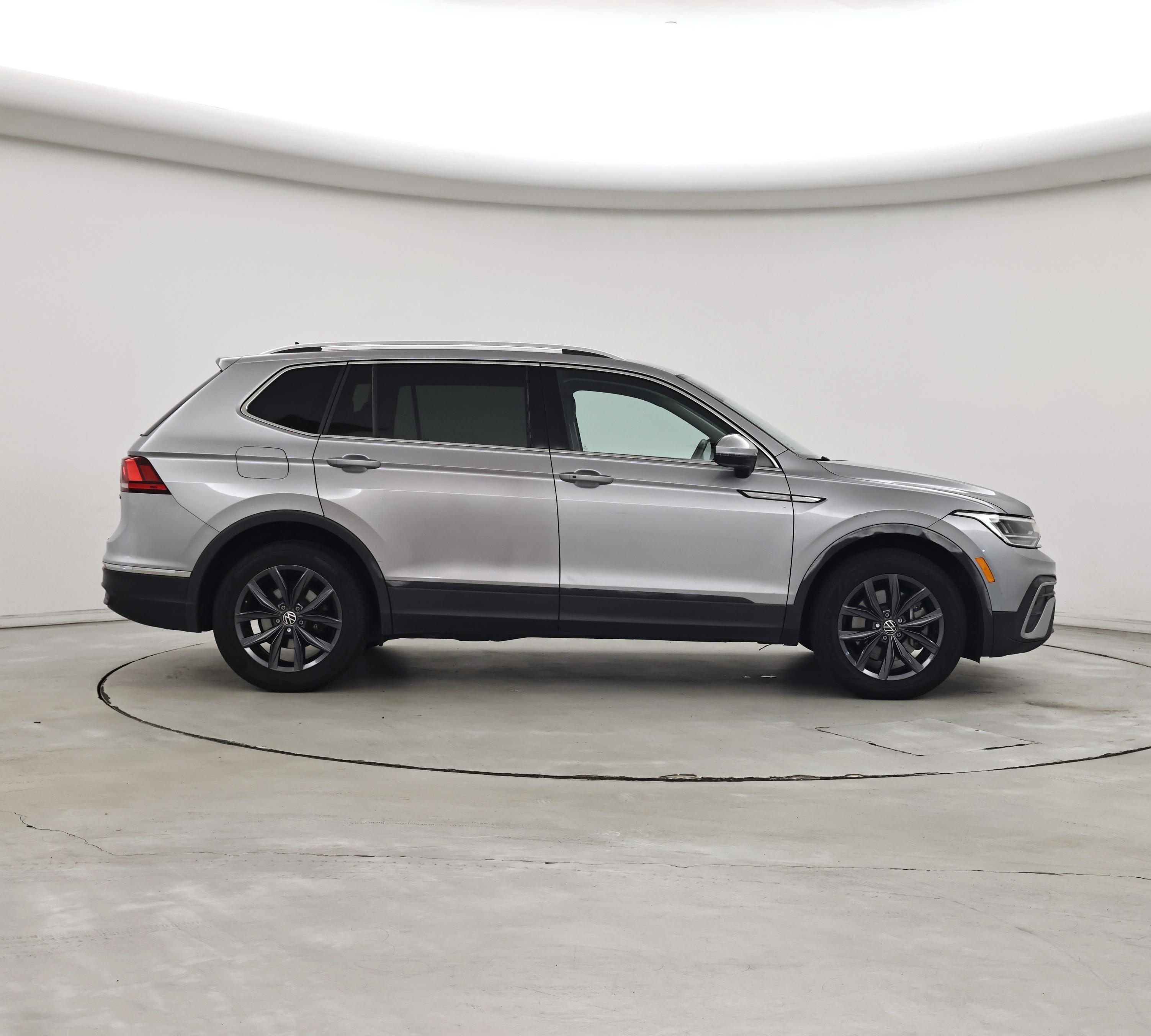 Thumbnail: 2023 Volkswagen Tiguan - 7
