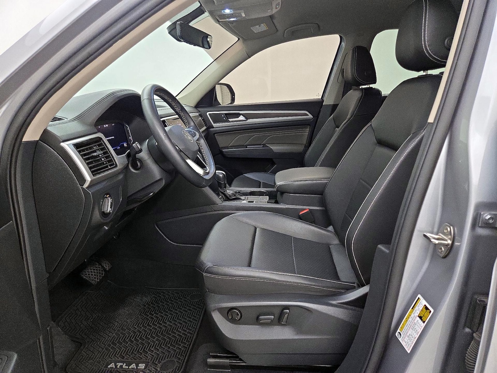 2023 Volkswagen Atlas SE w/Tech - Photo 12