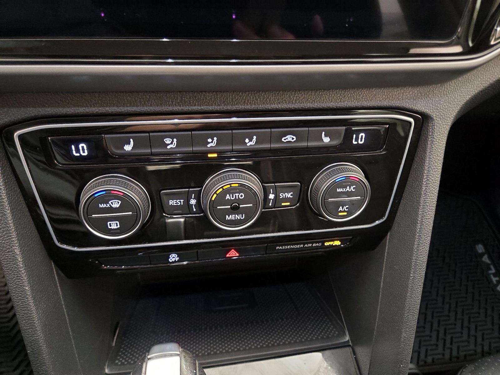 2023 Volkswagen Atlas SE w/Tech - Photo 17