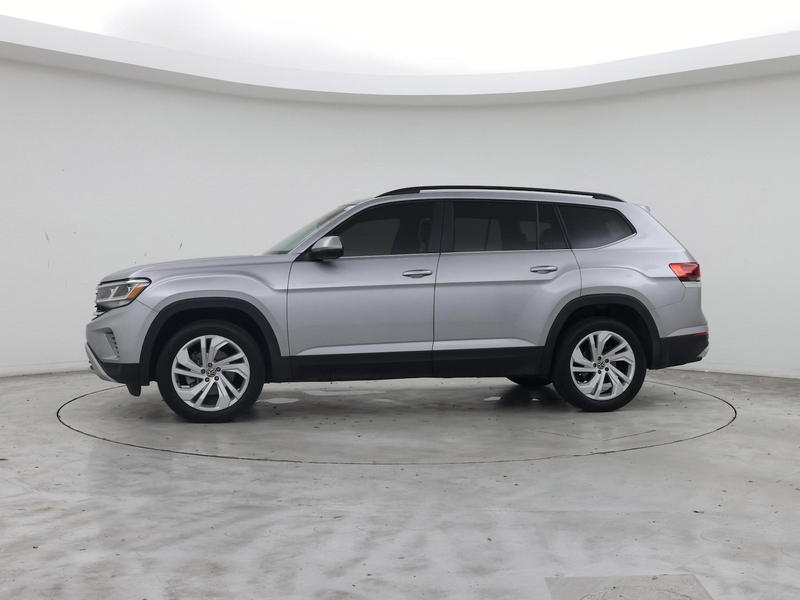 2023 Volkswagen Atlas SE w/Tech - Photo 4