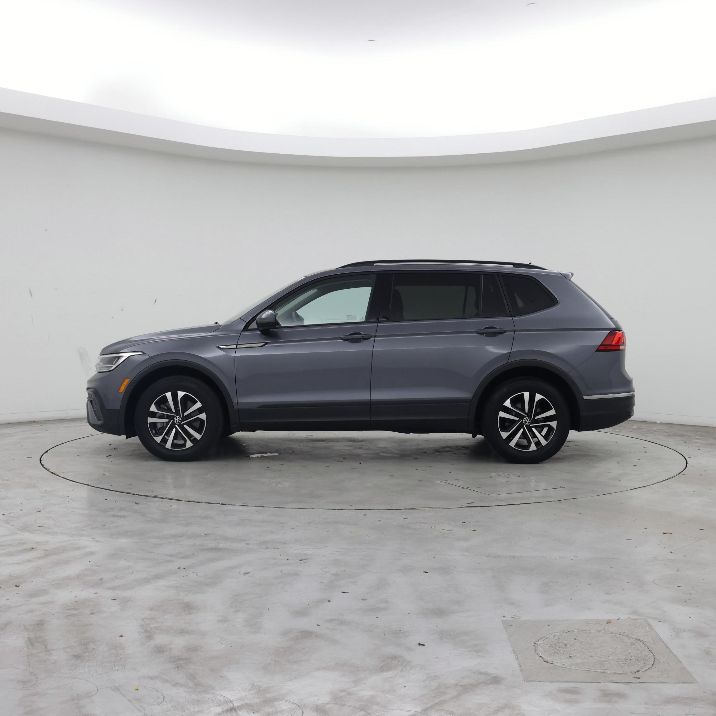 Thumbnail: 2023 Volkswagen Tiguan - 3